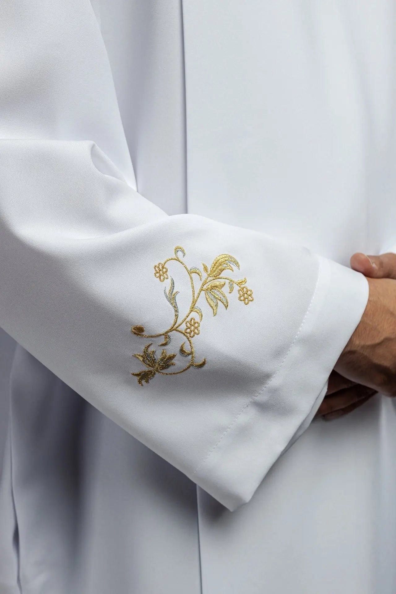 Túnica de sacerdote de cuello alto lisa Bordado decorativo blanco
