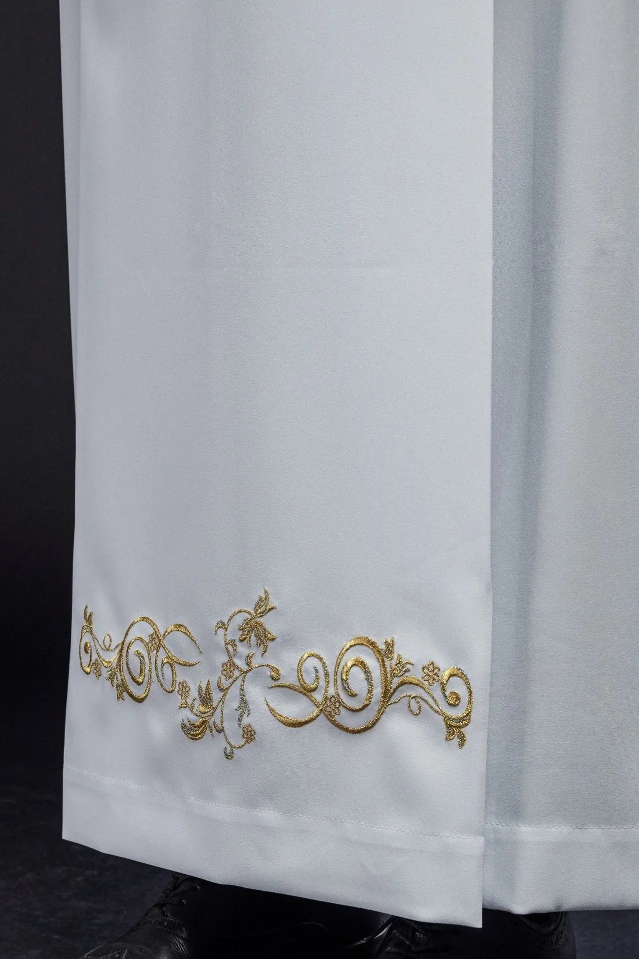 Túnica de sacerdote de cuello alto lisa Bordado decorativo blanco