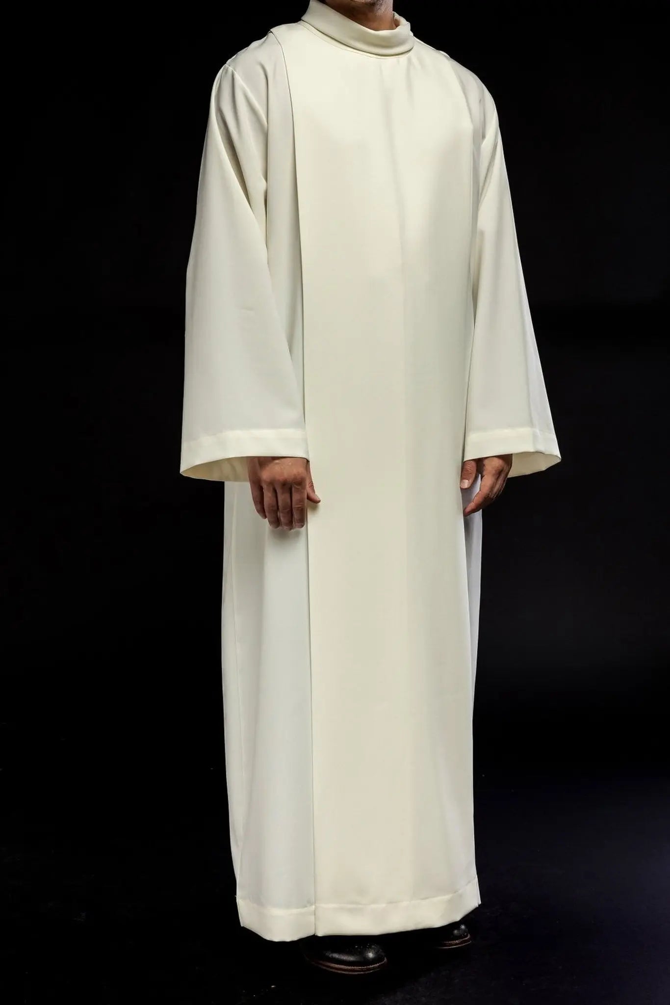 Túnica lisa de cuello alto para sacerdote color crudo