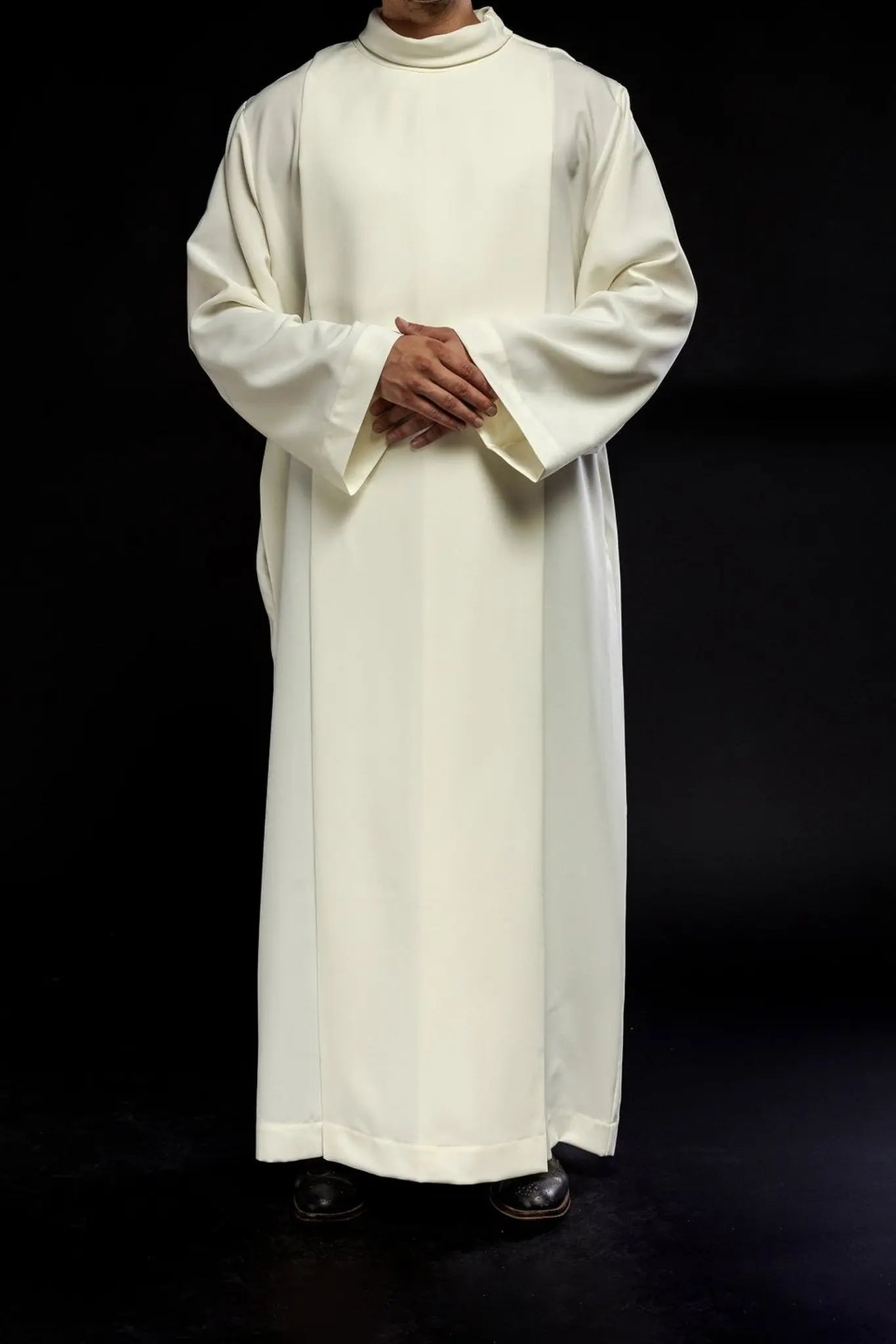 Túnica lisa de cuello alto para sacerdote color crudo