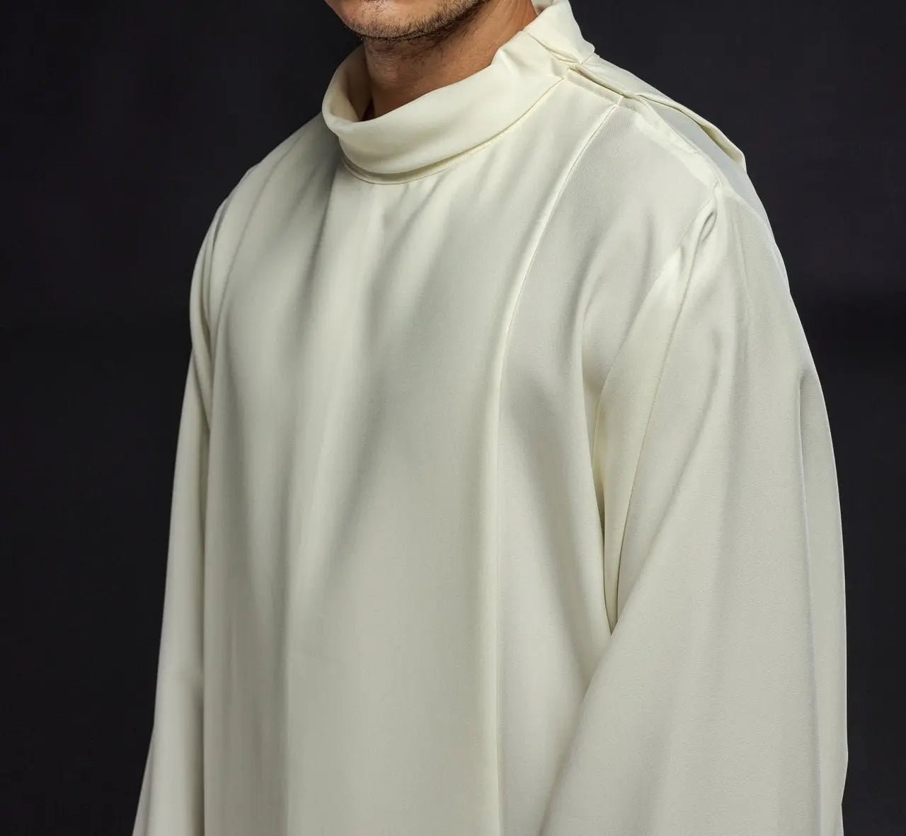Túnica lisa de cuello alto para sacerdote color crudo