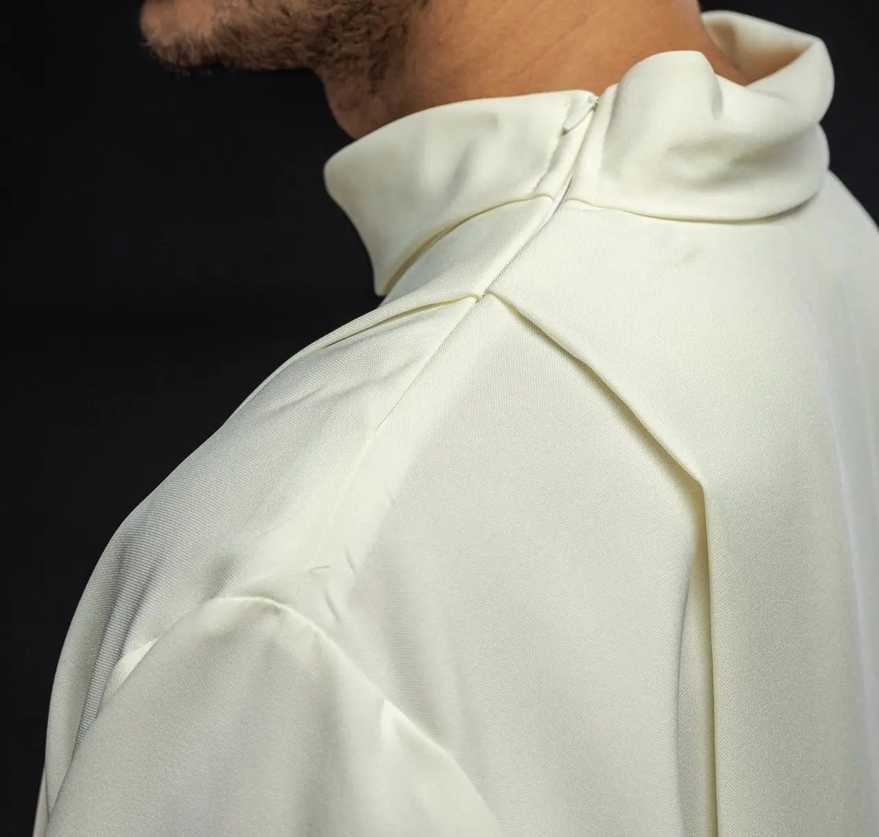 Túnica sencilla de cuello alto para sacerdote Bordado decorativo color crudo