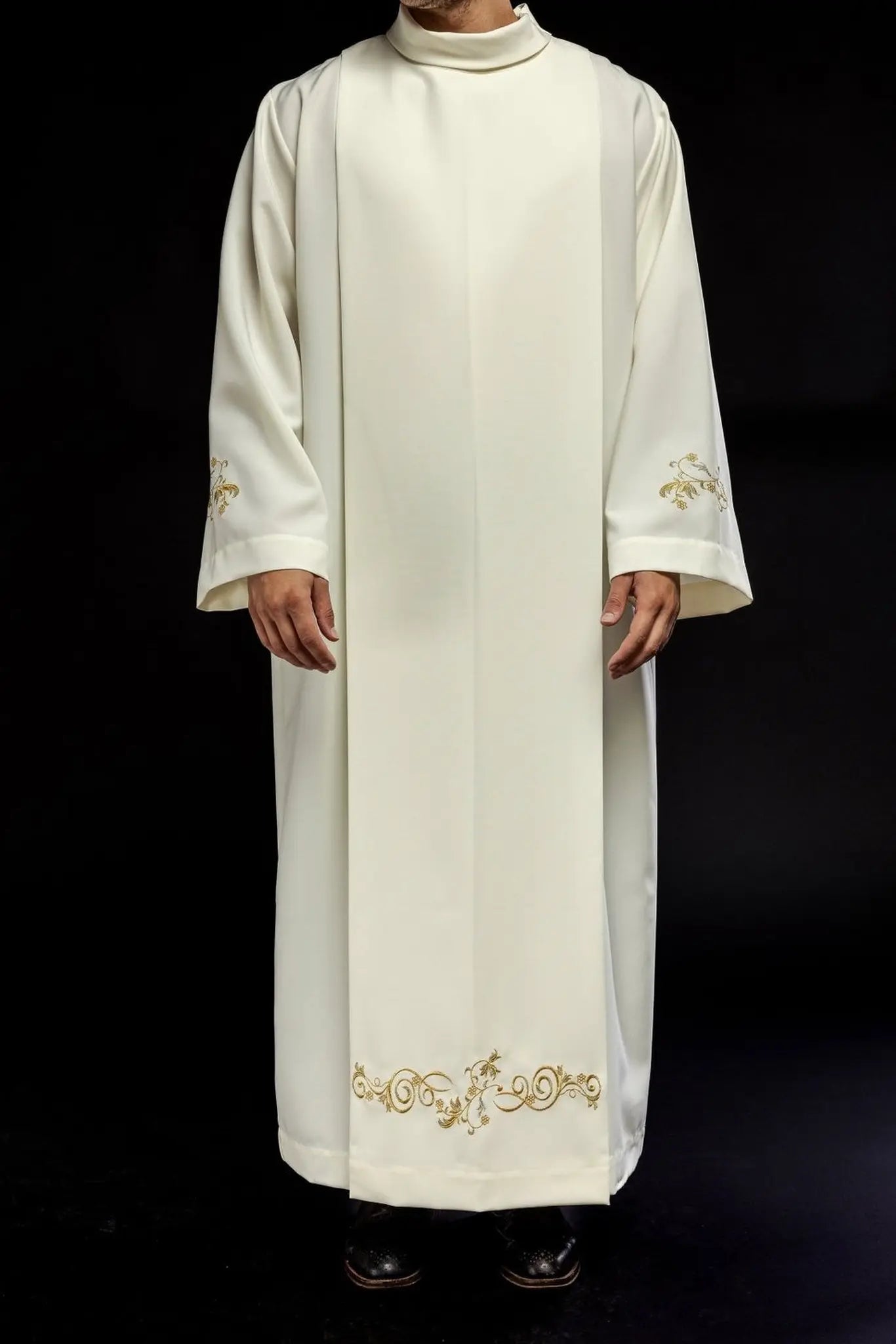 Túnica sencilla de cuello alto para sacerdote Bordado decorativo color crudo