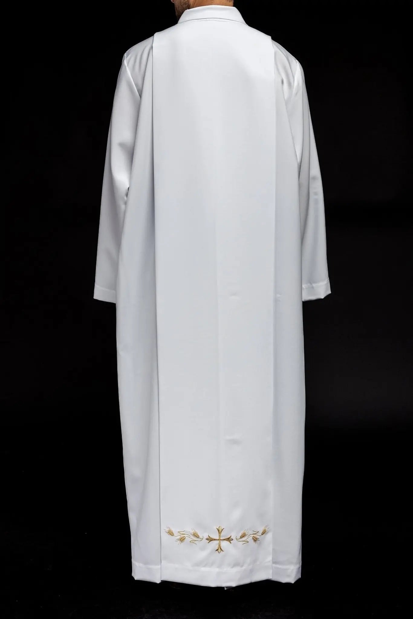 Túnica sencilla para sacerdote con cuello alto y bordado de cruz blanca
