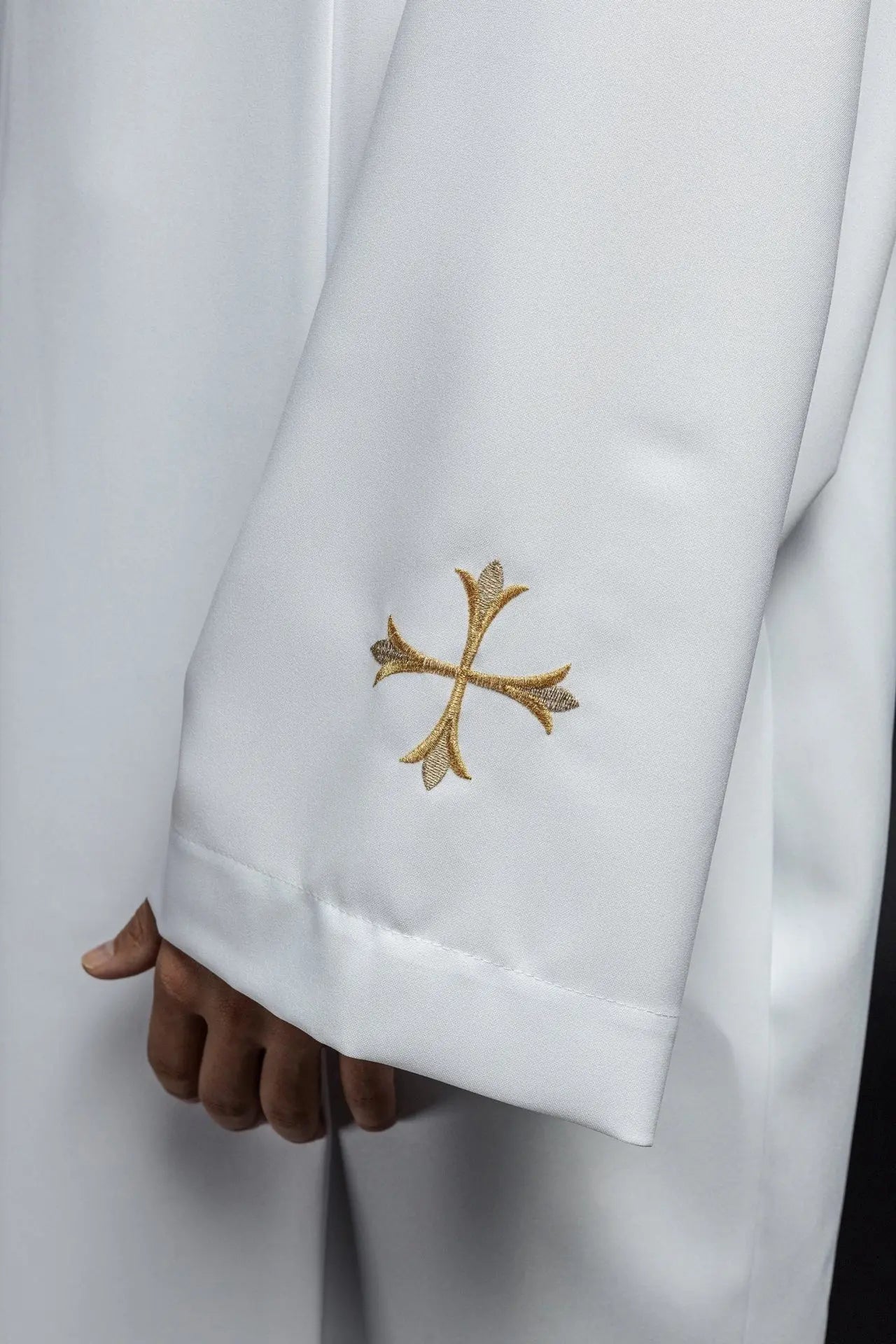 Túnica sencilla para sacerdote con cuello alto y bordado de cruz blanca