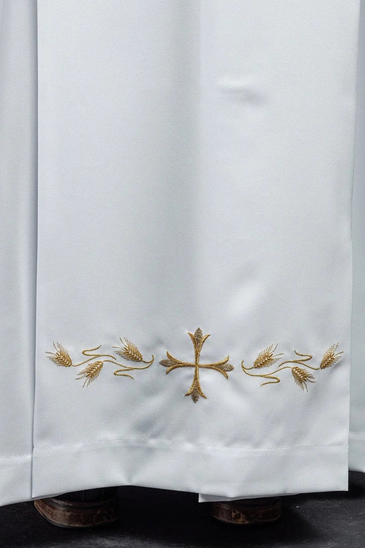Túnica sencilla para sacerdote con cuello alto y bordado de cruz blanca