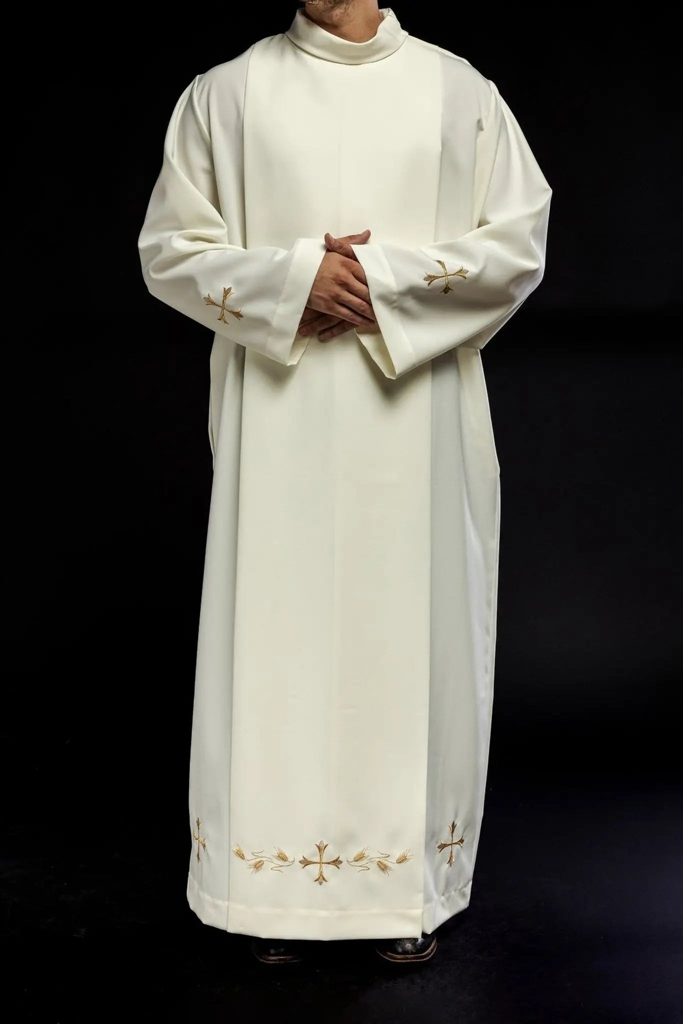 Alba ecru elegante para sacerdote con cuello monástico y bordado de cruz dorada
