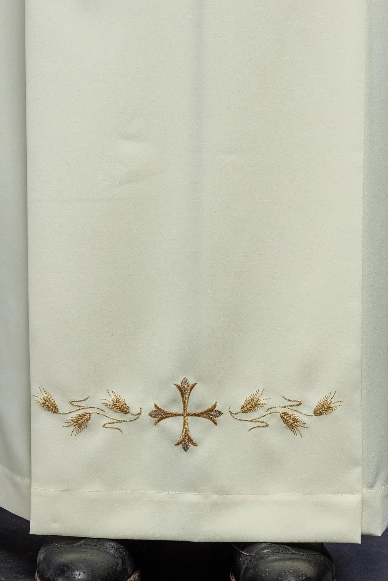 Alba ecru elegante para sacerdote con cuello monástico y bordado de cruz dorada