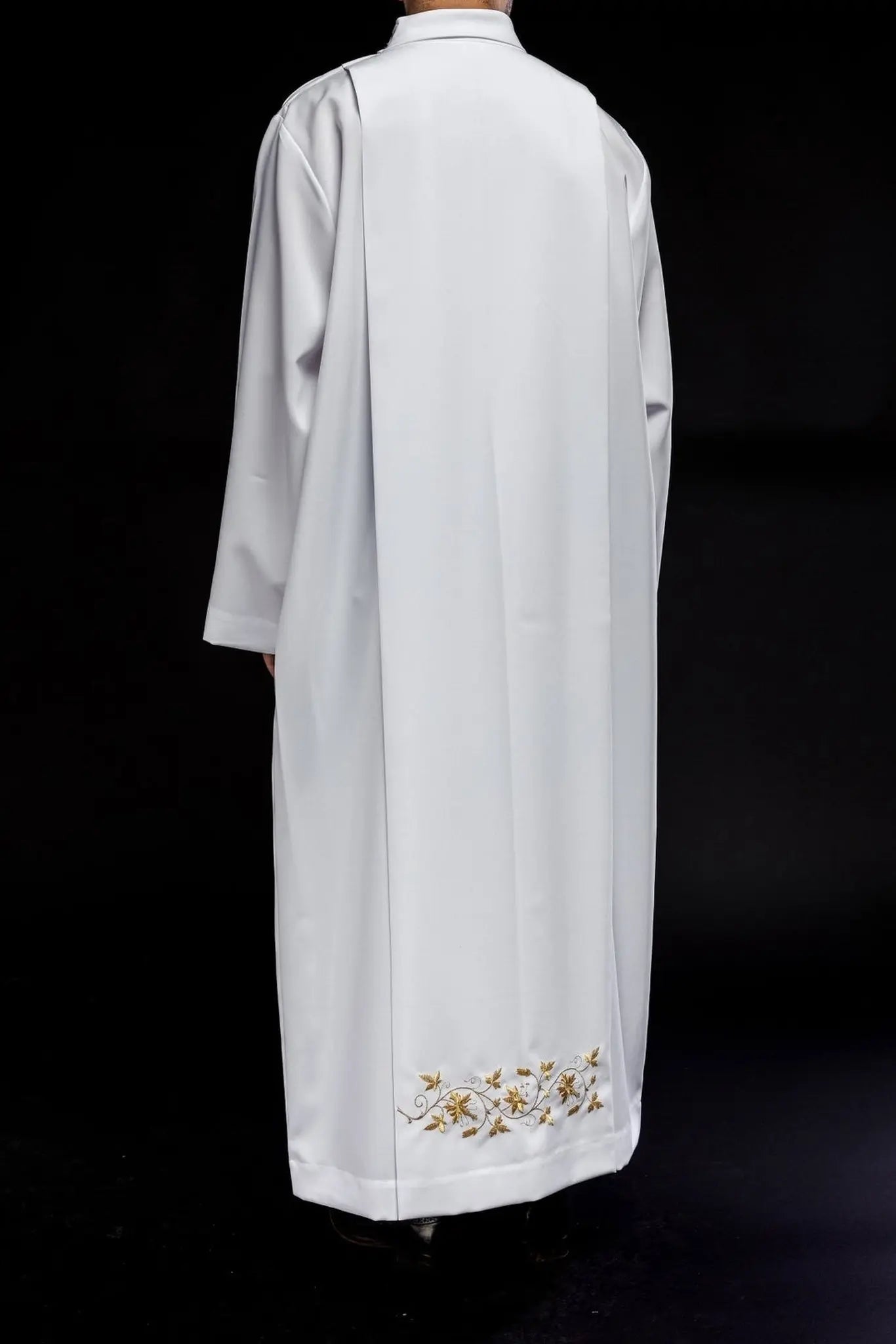 Túnica bordada para sacerdote con cuello alto blanca