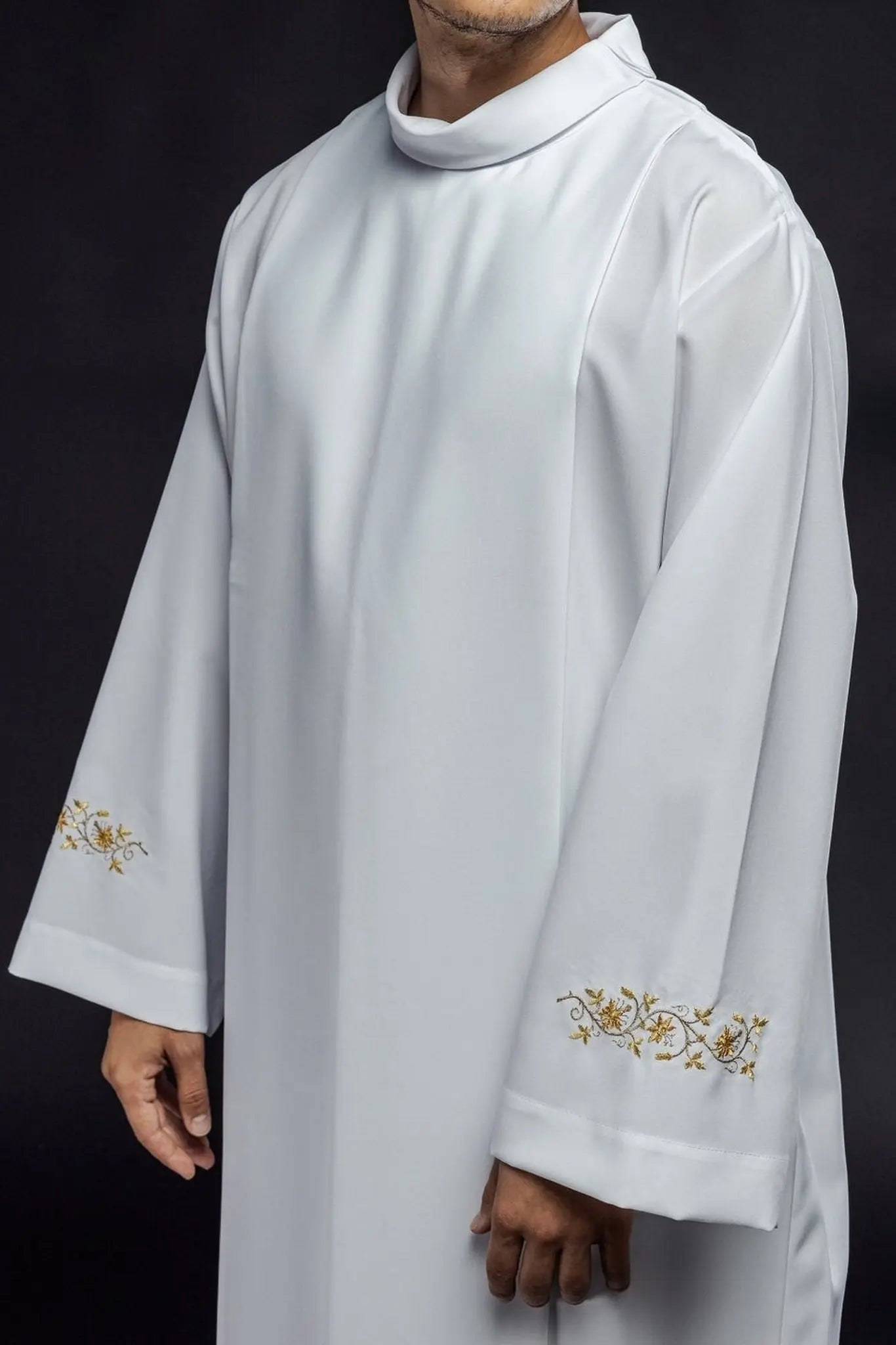 Túnica bordada para sacerdote con cuello alto blanca