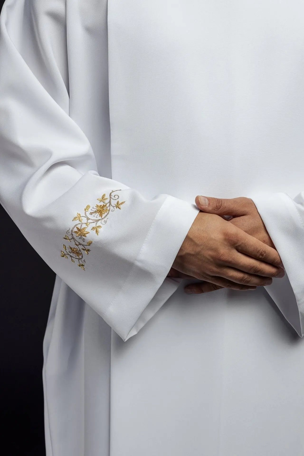 Túnica bordada para sacerdote con cuello alto blanca