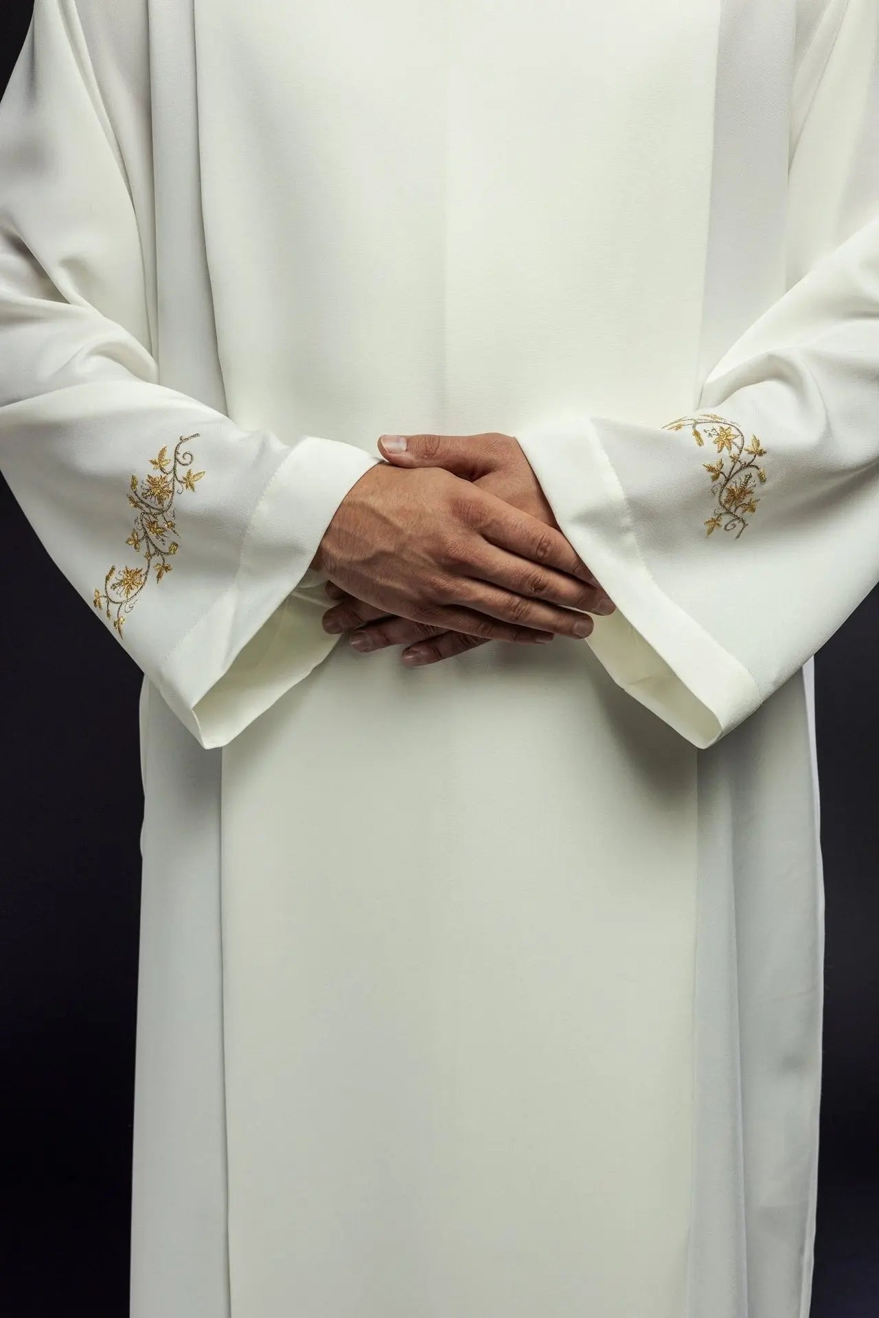 Túnica de sacerdote con cuello alto bordada color ecru