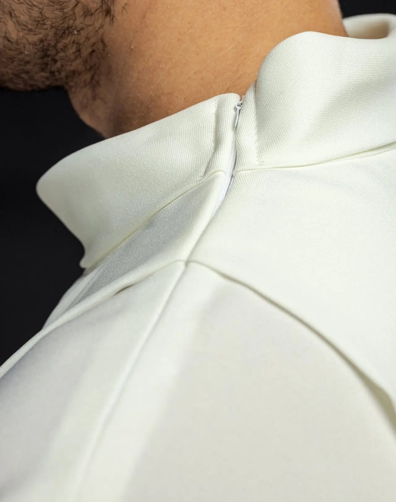 Túnica de sacerdote con cuello alto bordada color ecru