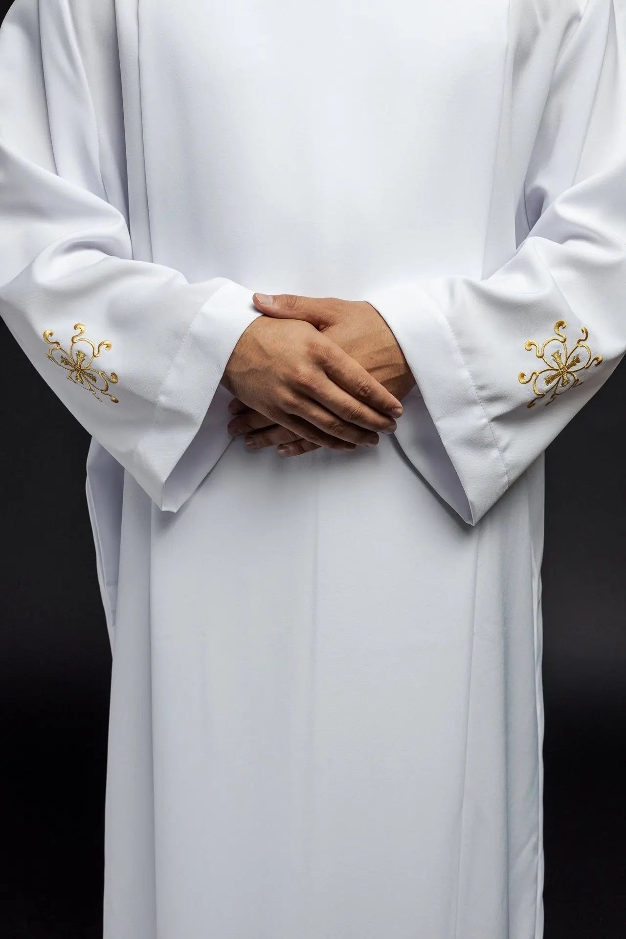 Alba de sacerdote con cuello alto decorada con bordado blanca