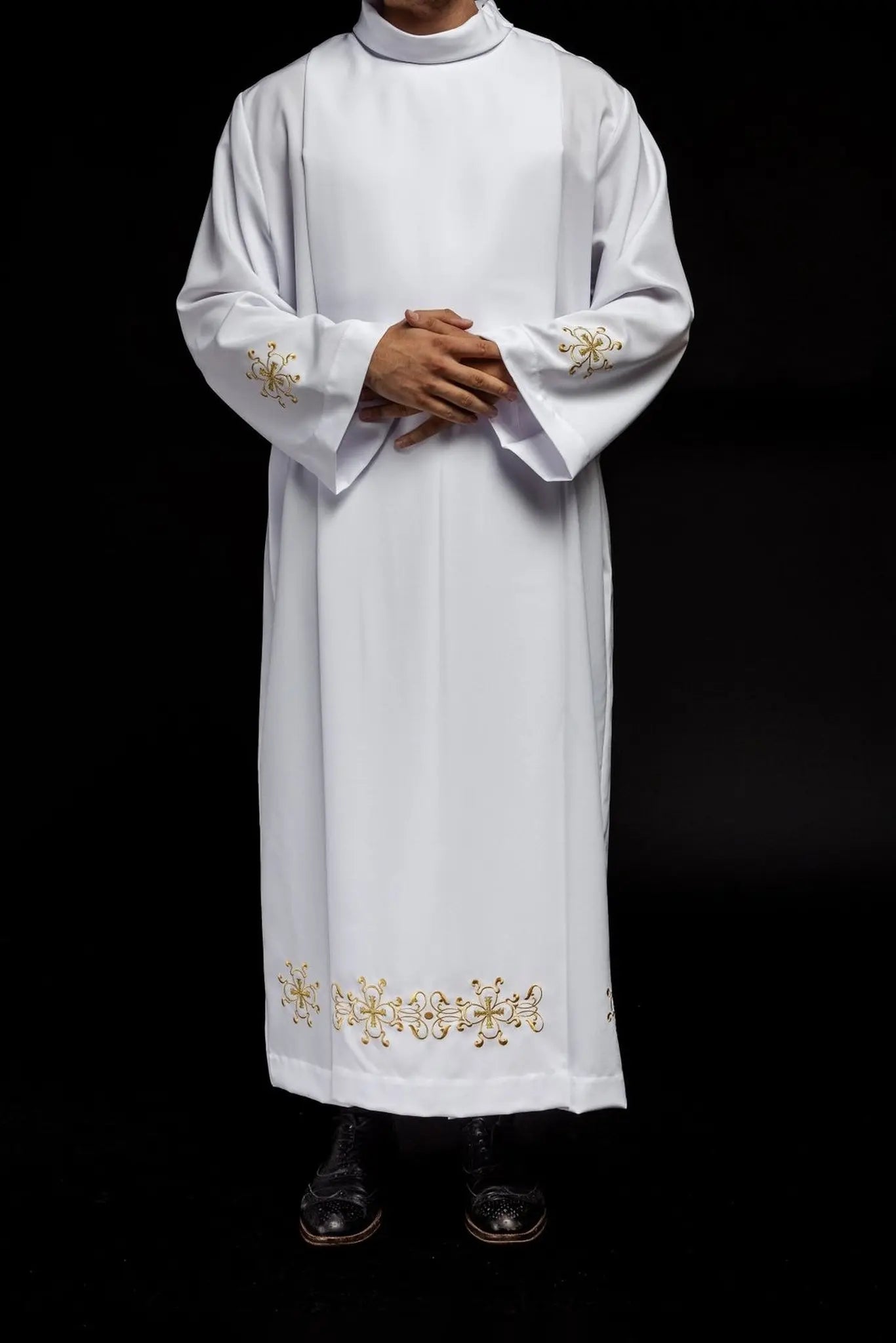 Alba de sacerdote con cuello alto decorada con bordado blanca