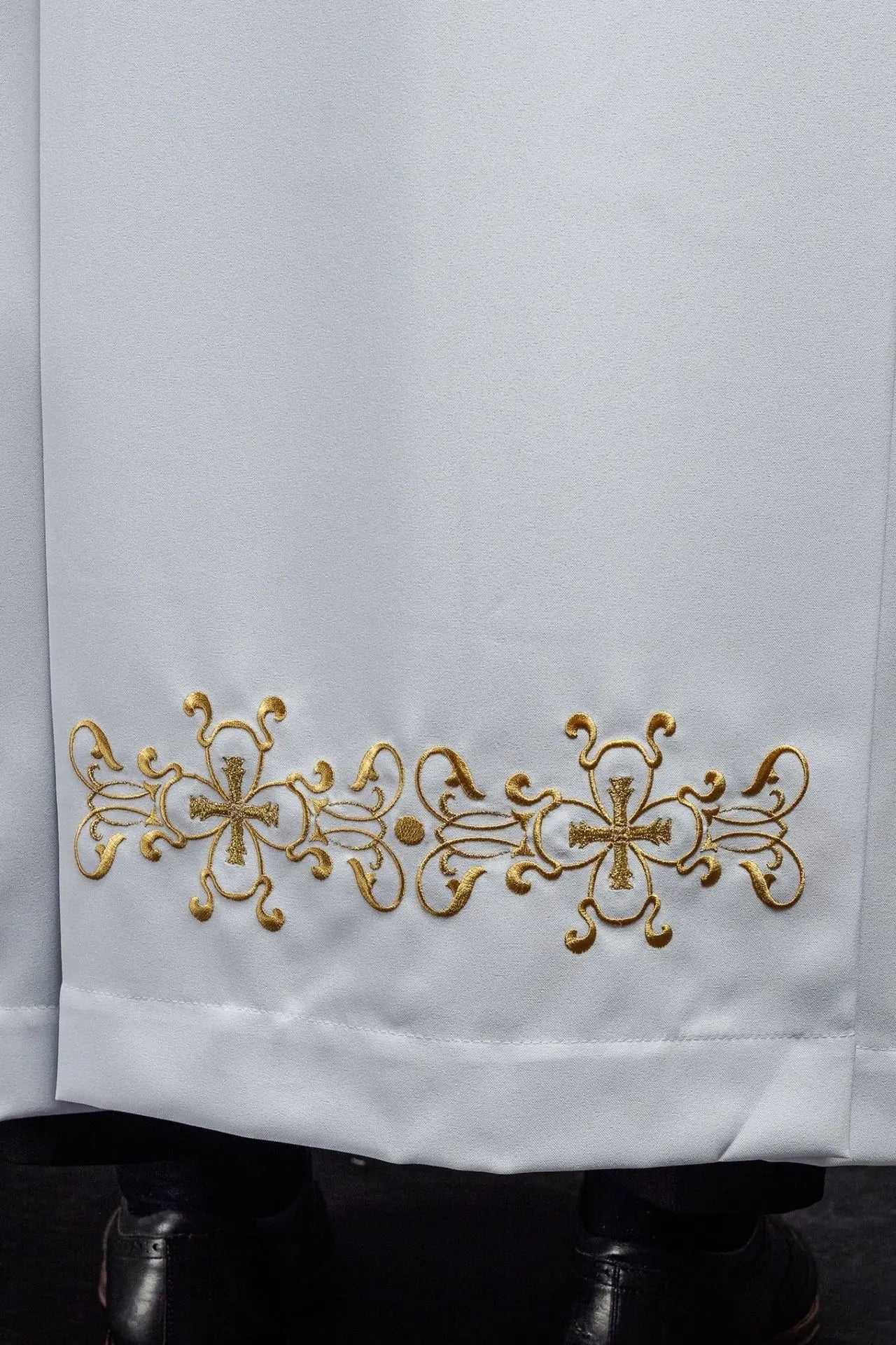 Alba de sacerdote con cuello alto decorada con bordado blanca