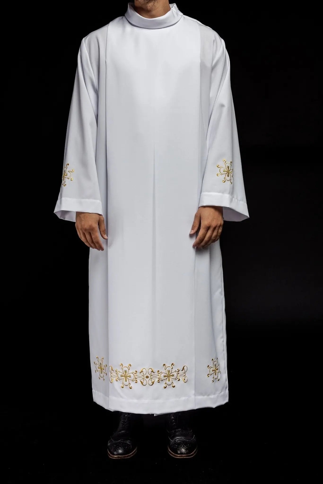 Alba de sacerdote con cuello alto decorada con bordado blanca