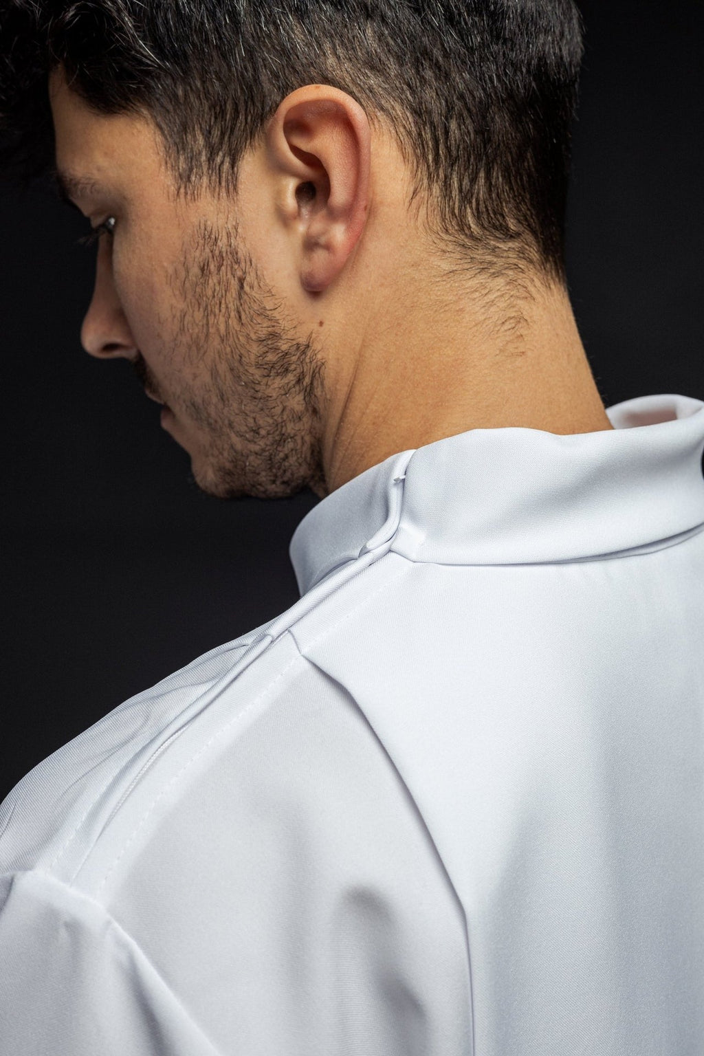 Alba kapłańska z golfem ozdobiona haftem biała