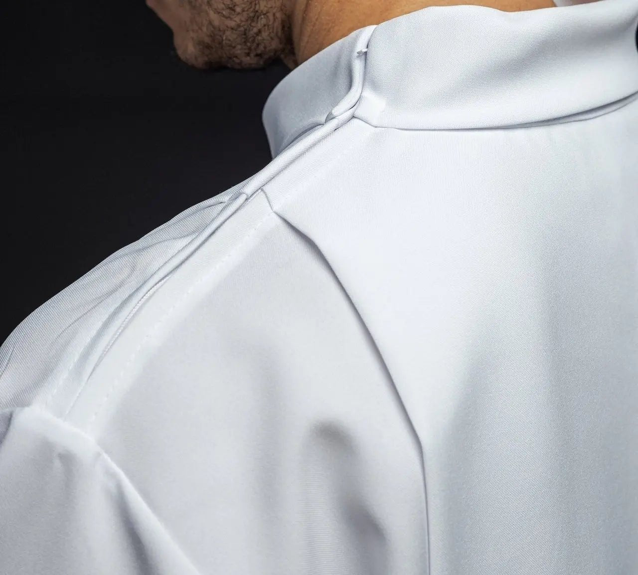 Alba de sacerdote con cuello alto decorada con bordado blanca