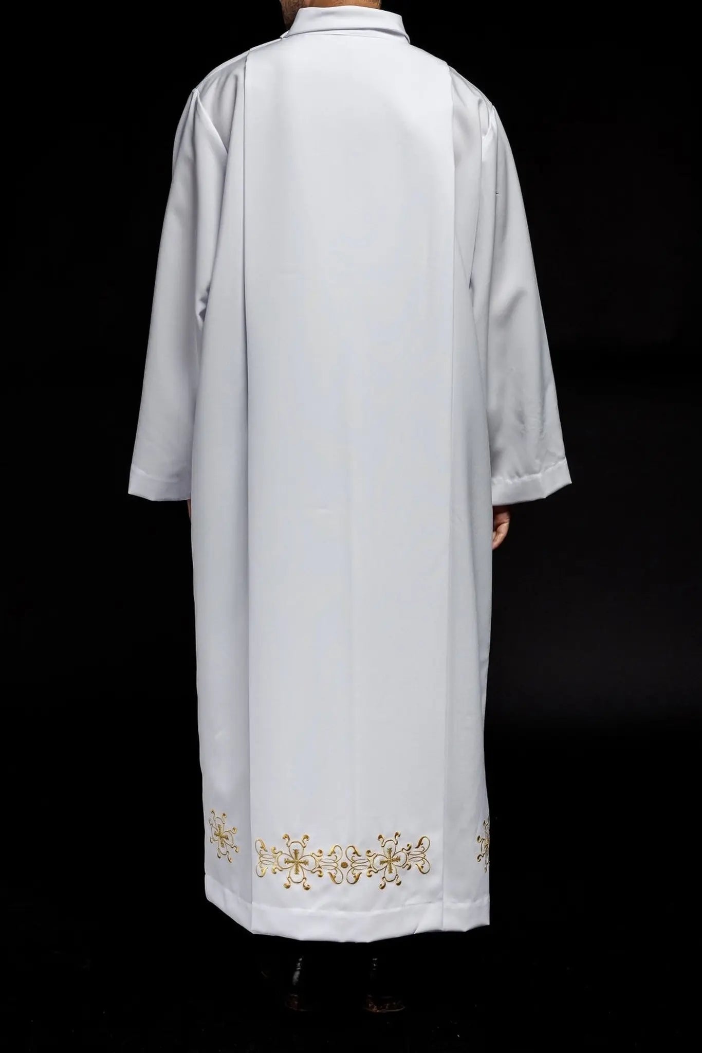Alba de sacerdote con cuello alto decorada con bordado blanca