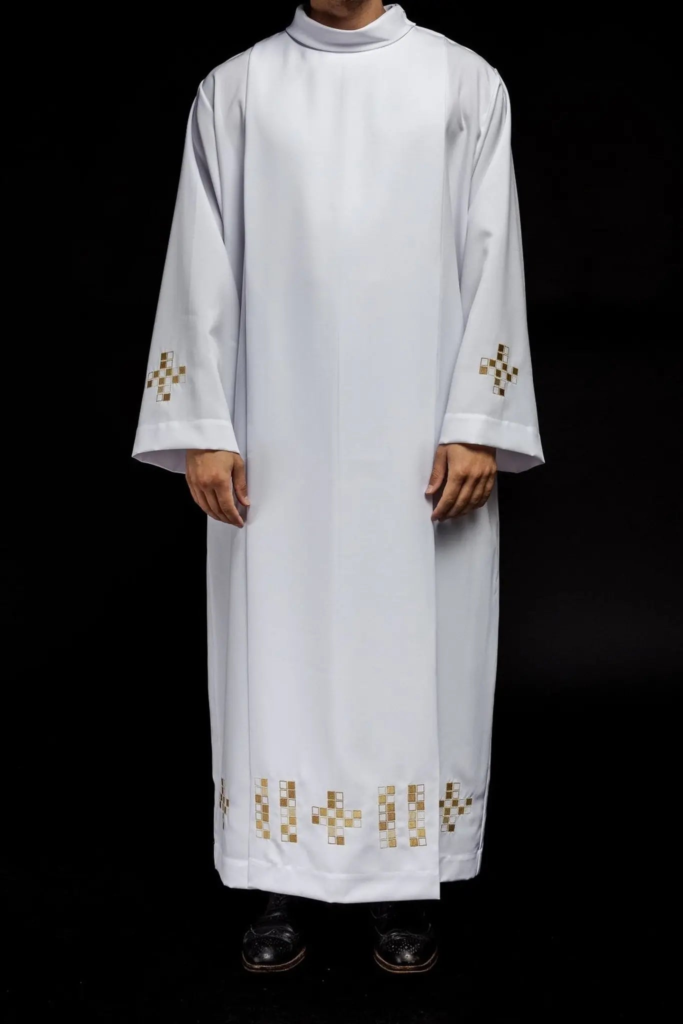 Alba con cruces de mosaico bordadas