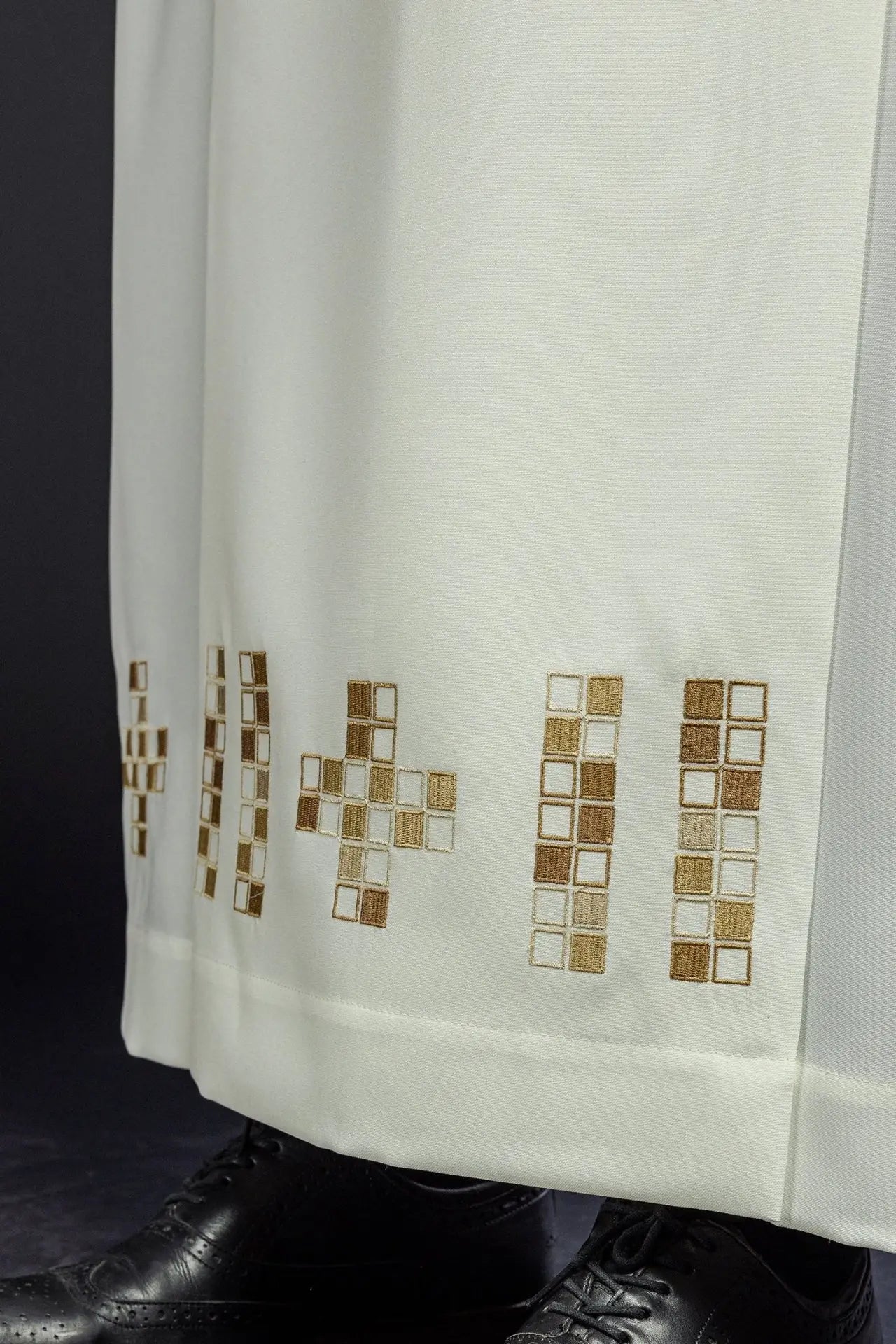 Alba con cruces de mosaico bordadas ecru