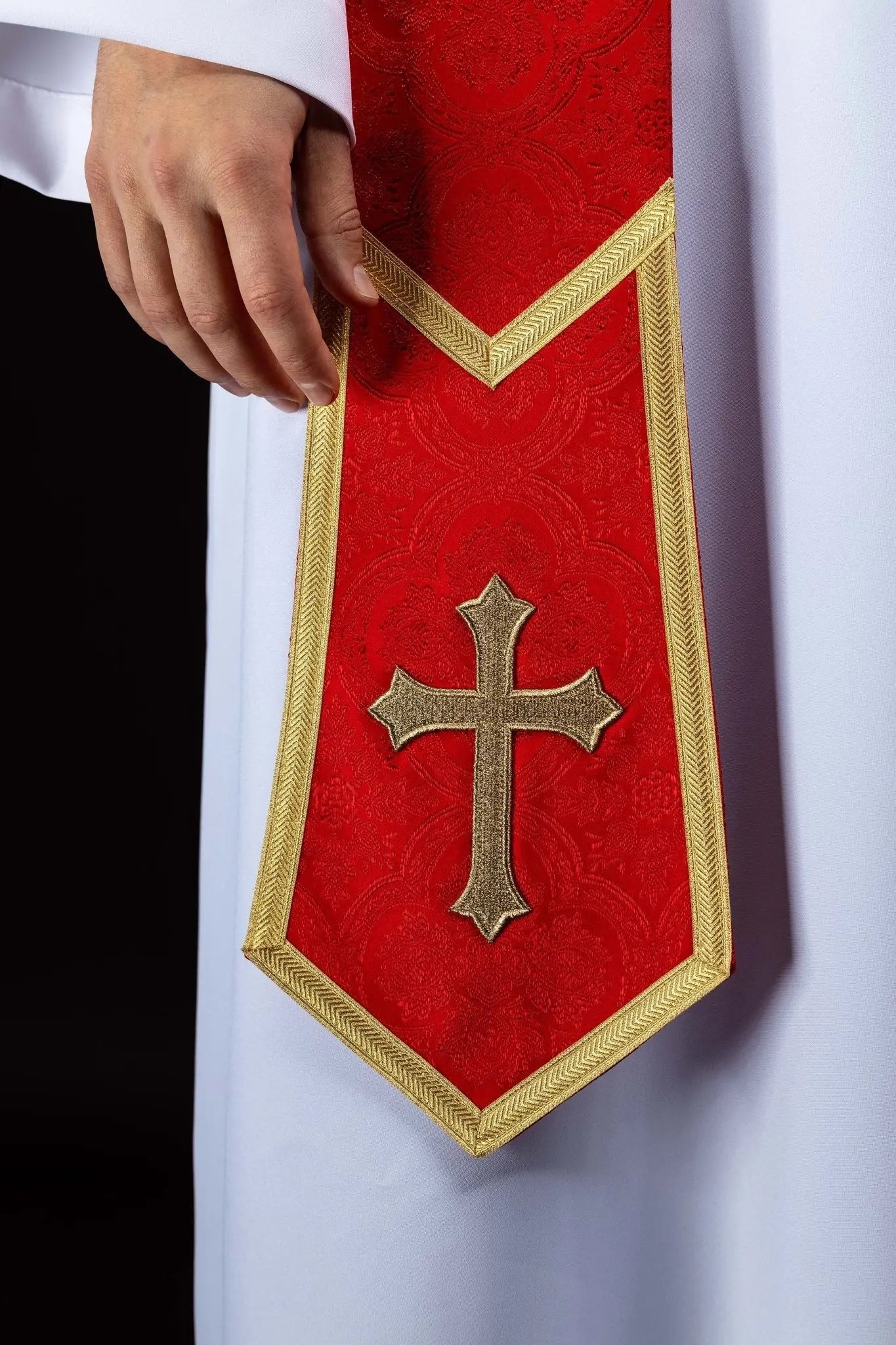 Estola roja de jacquard con Cruz bordada