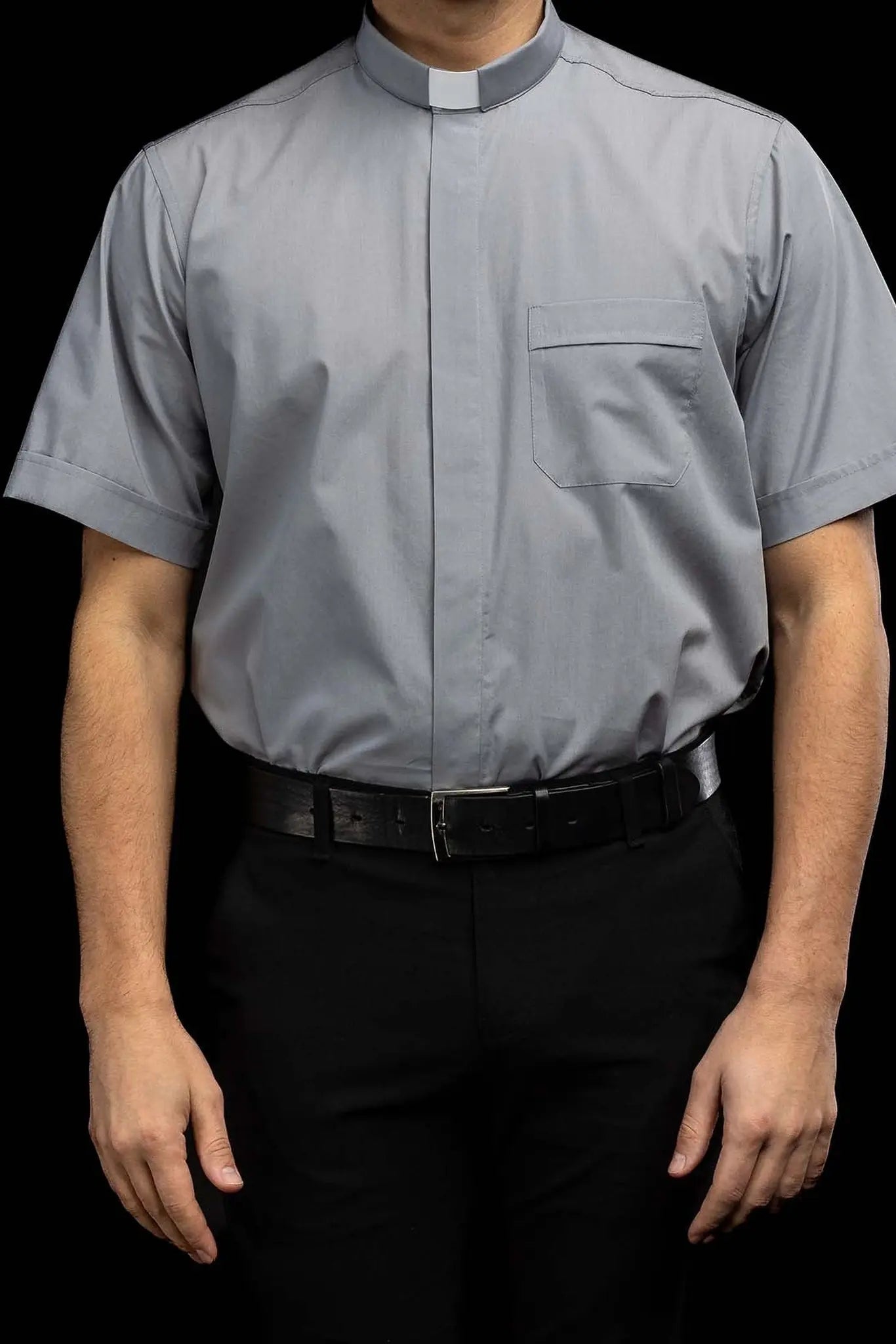 Camisa clerical gris claro de manga corta con solapa de cuello