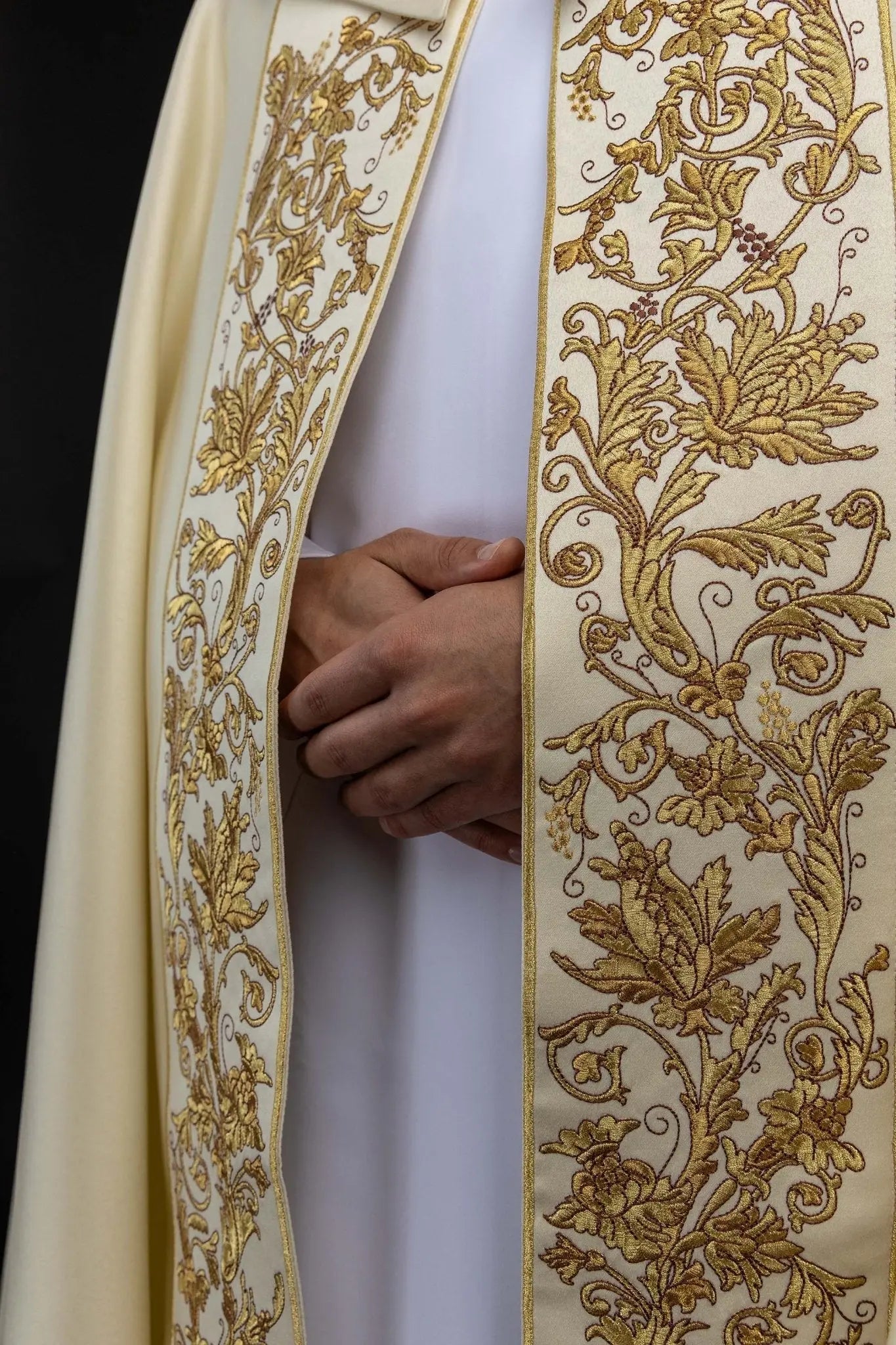 Capa litúrgica con bordado del Sagrado Corazón de Jesús