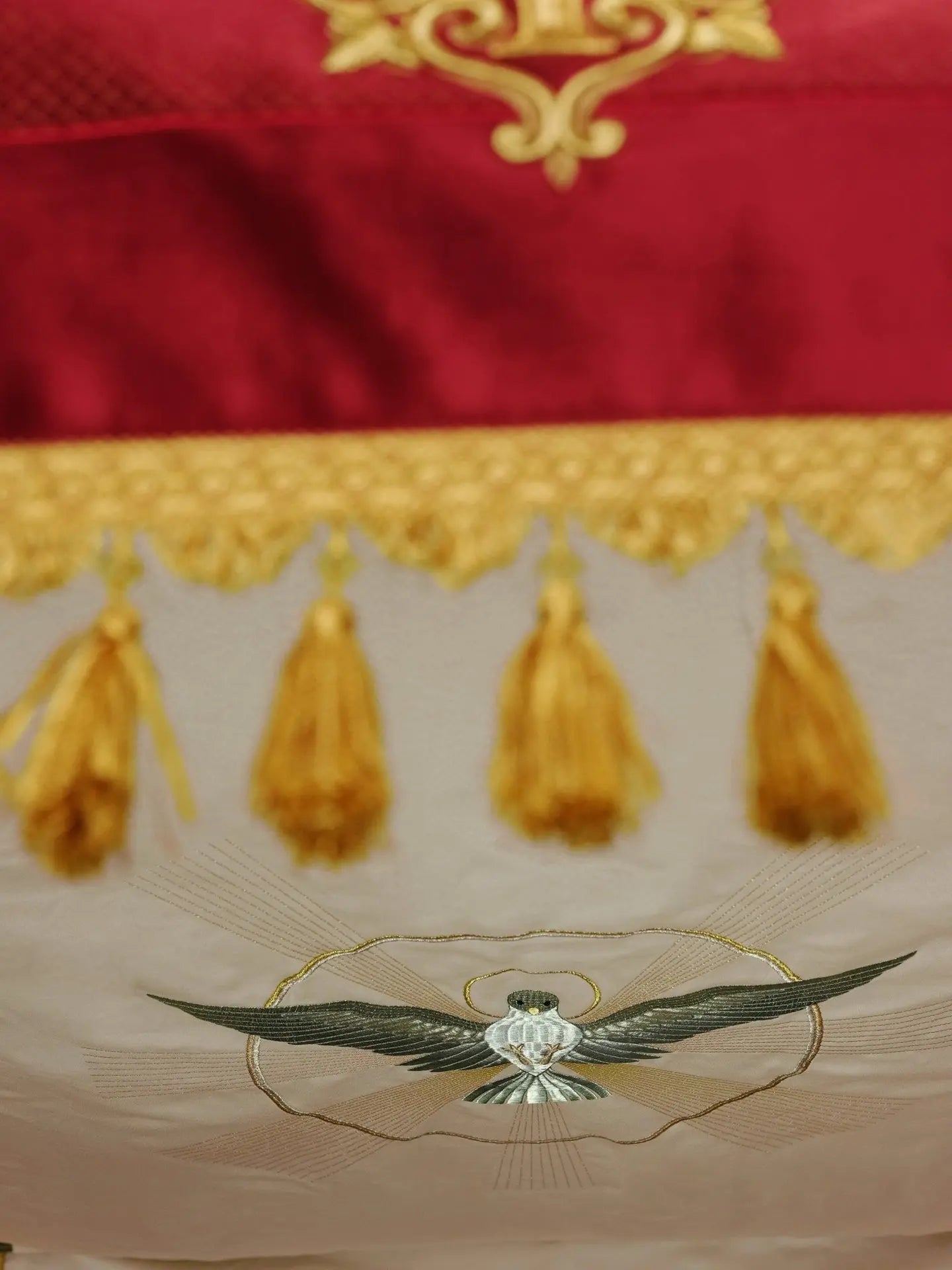 Dosel bordado en terciopelo burdeos