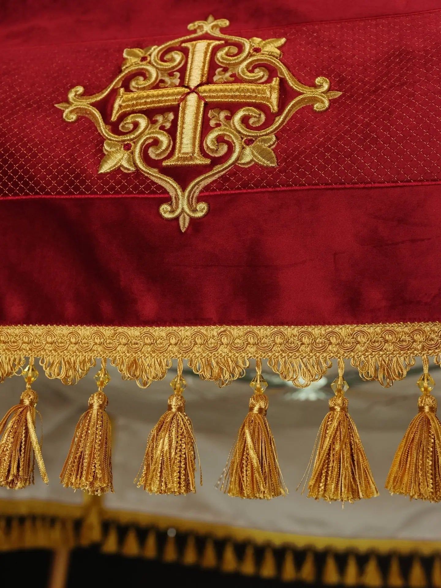 Dosel bordado en terciopelo burdeos