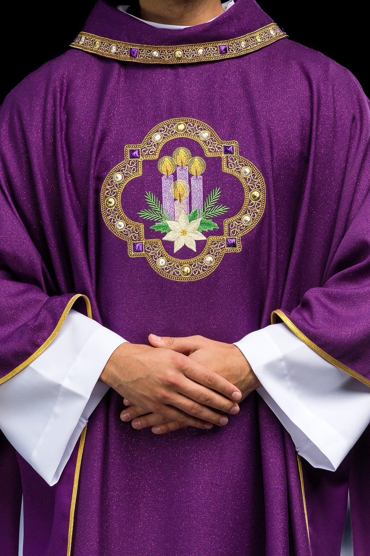 Ornamento bordado para adviento confeccionado en tela brillante