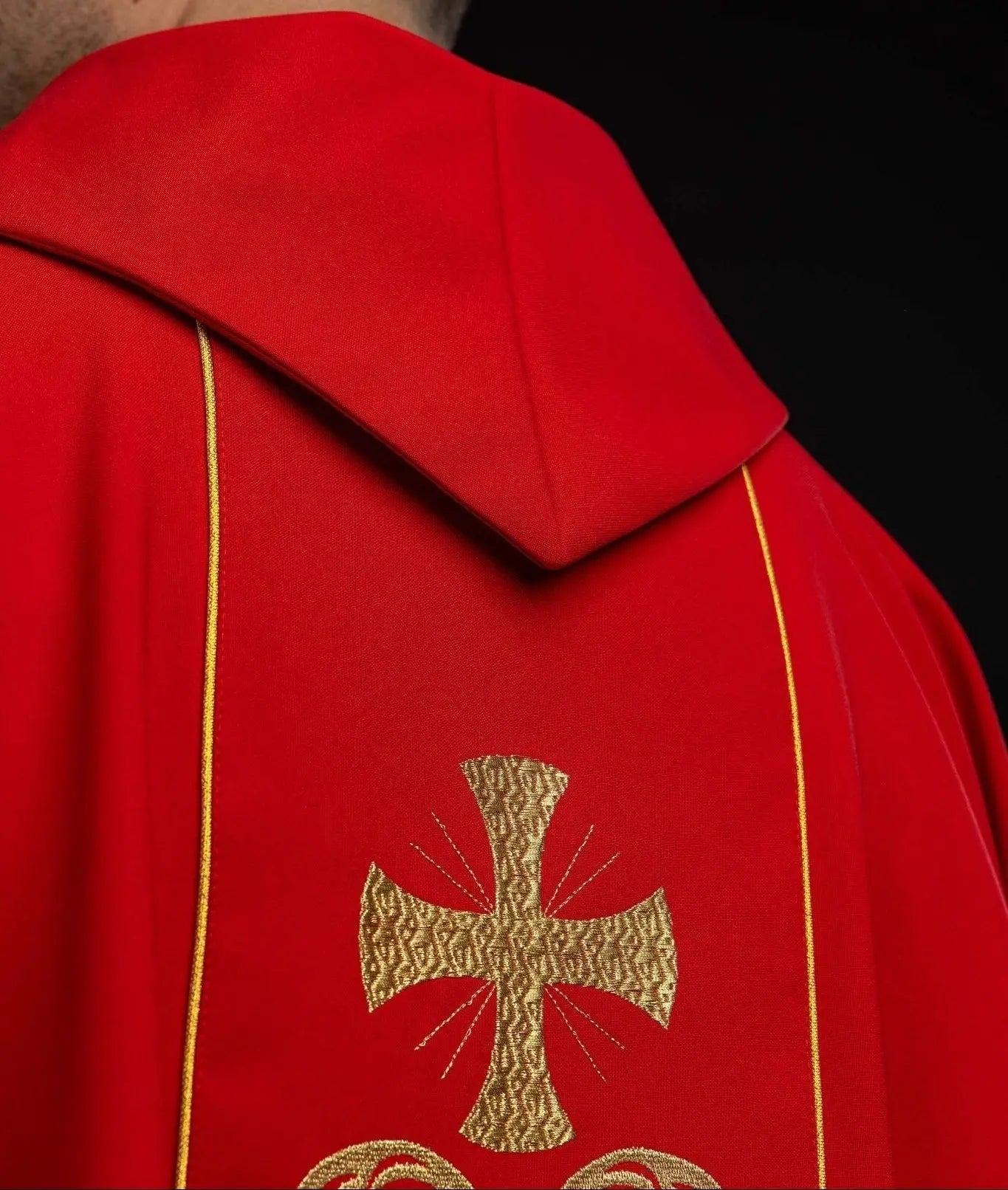 Casulla litúrgica roja con banda bordada