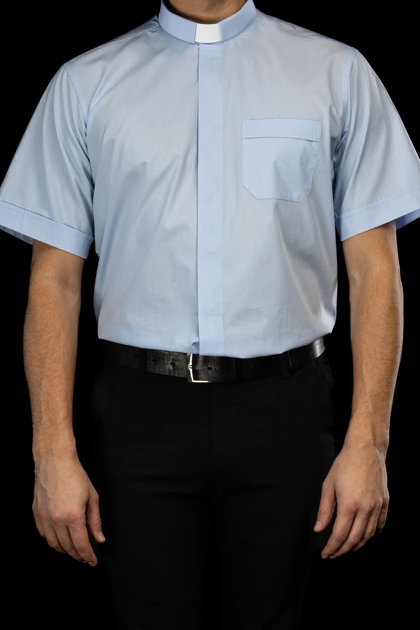 Camisa clerical azul de manga corta con solapa de cuello