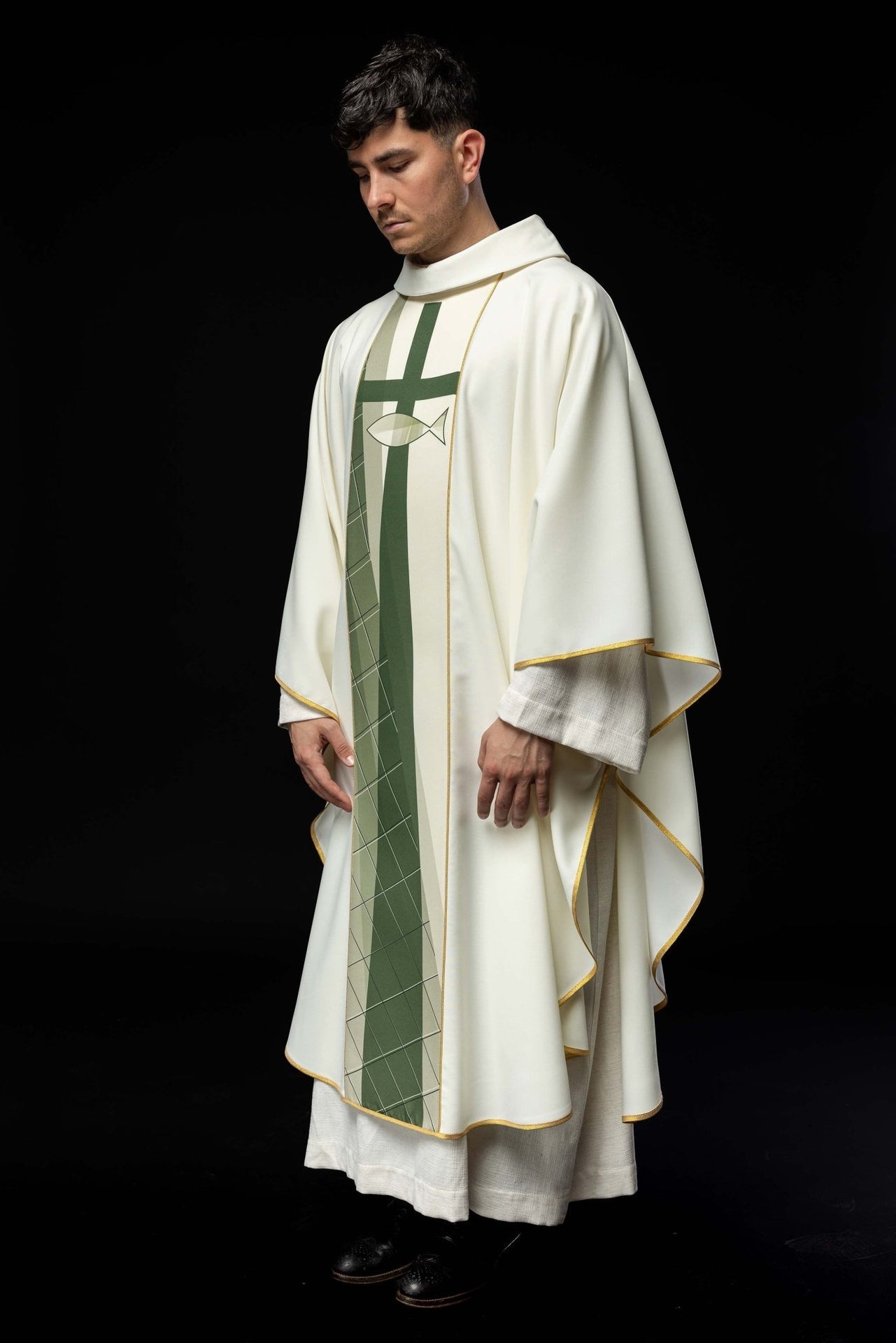 Biały ornat haftowany z wzorem krzyża i ryb