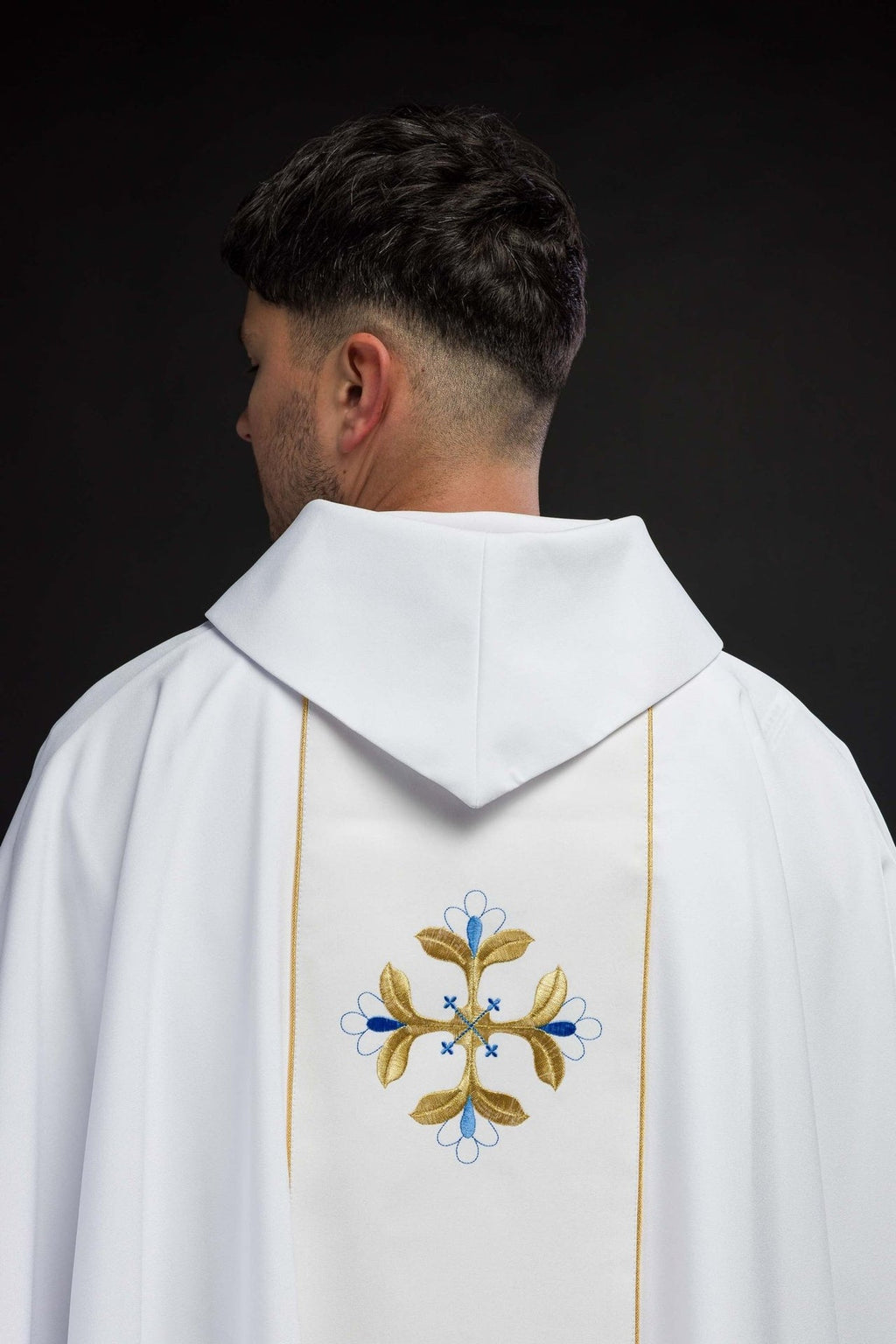 Biały ornat liturgiczny maryjny z pasem