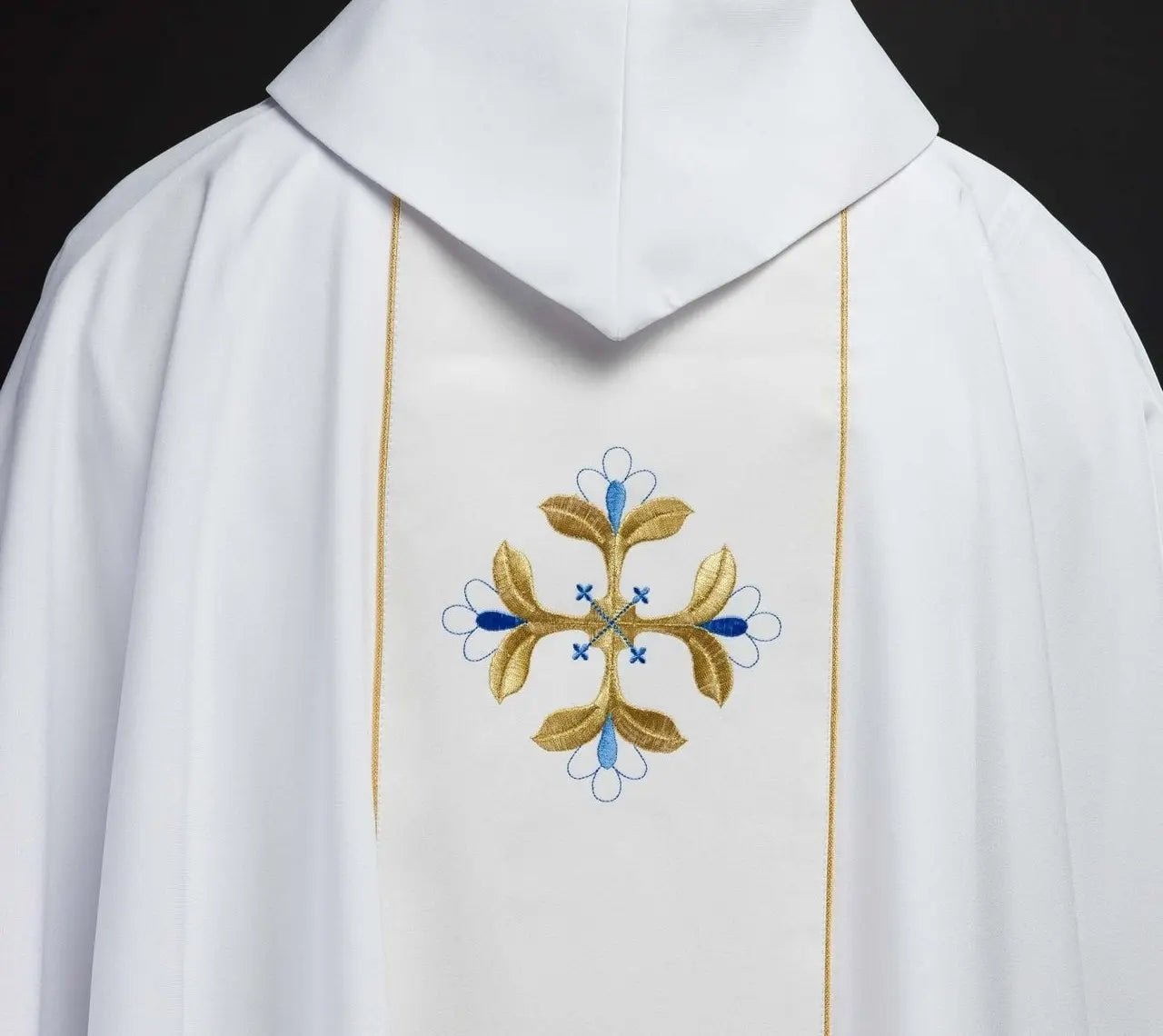 Casulla litúrgica blanca mariana con cinturón