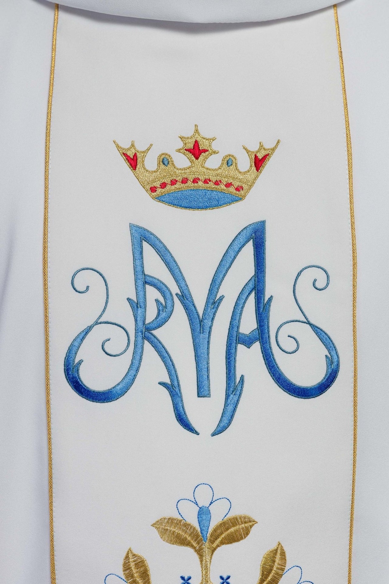 Biały ornat liturgiczny maryjny z pasem