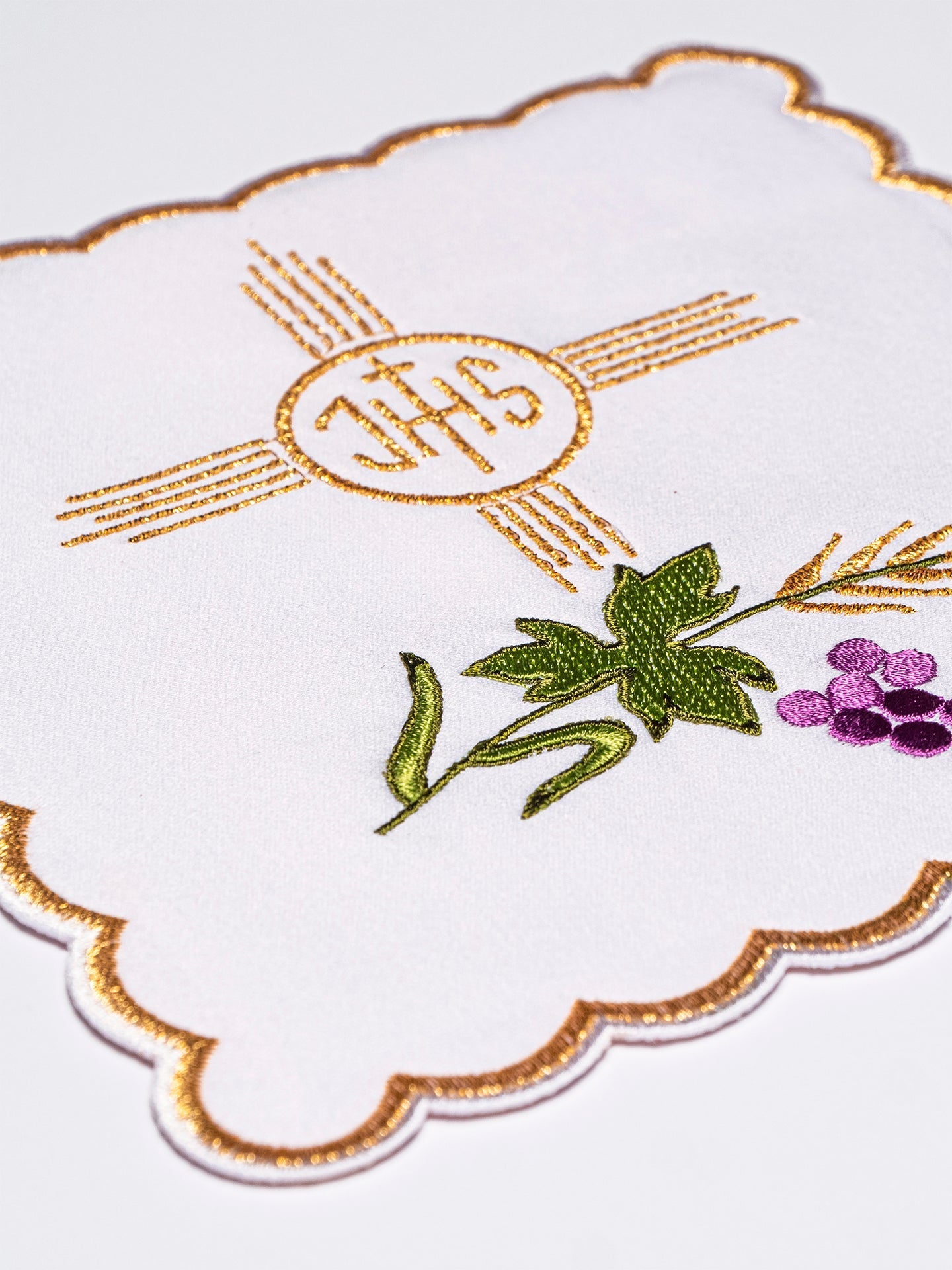 Bielizna kielichowa haftowana Krzyż i IHS