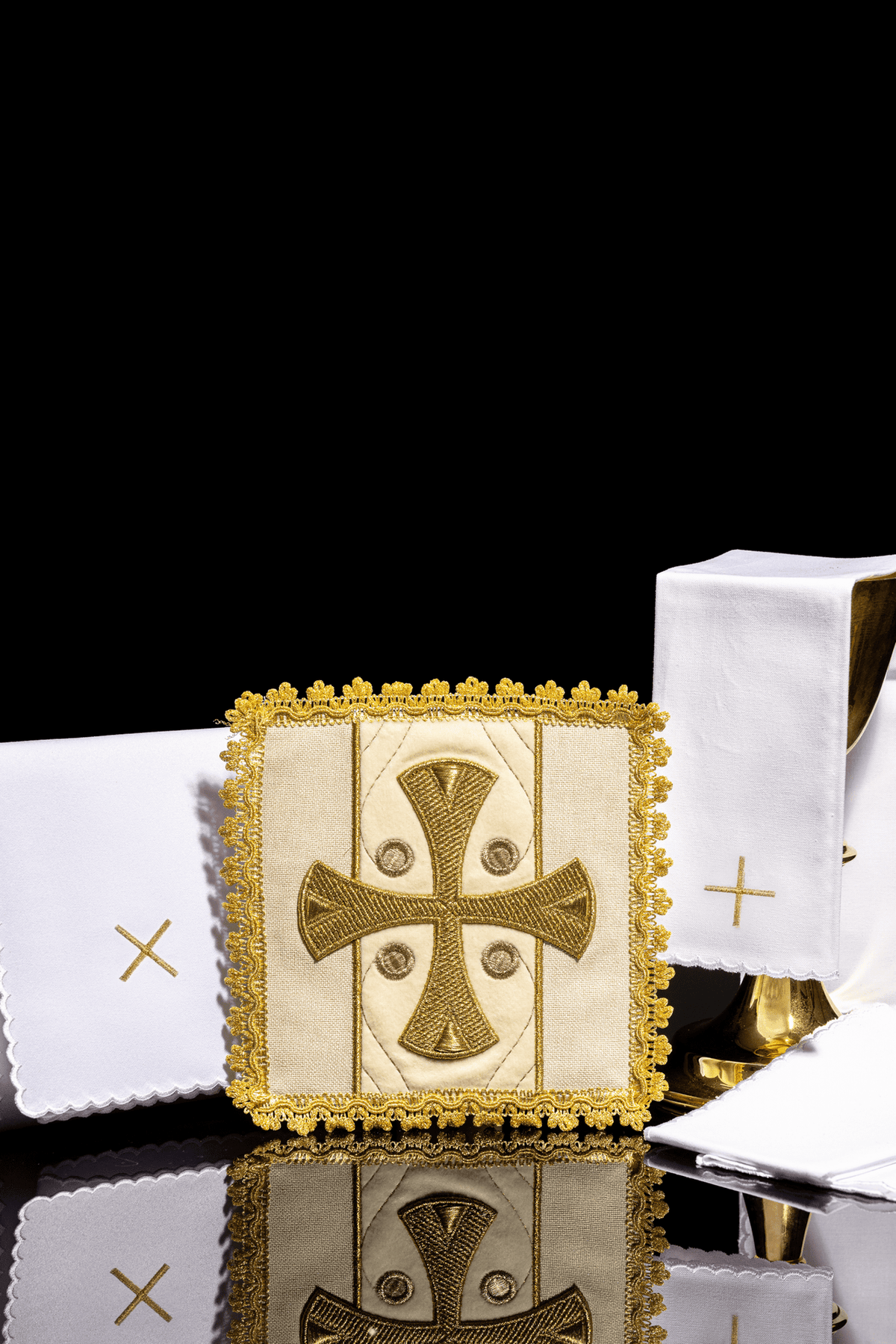 Bielizna kielichowa haftowana na aksamicie Ecru