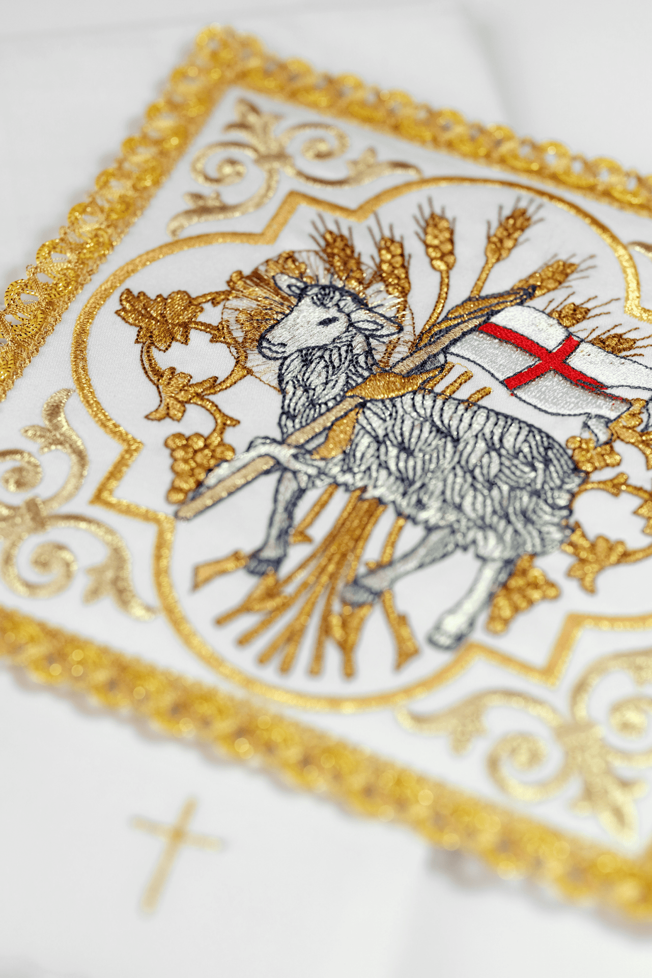 Bielizna kielichowa haftowana na Wielkanoc z Barankiem