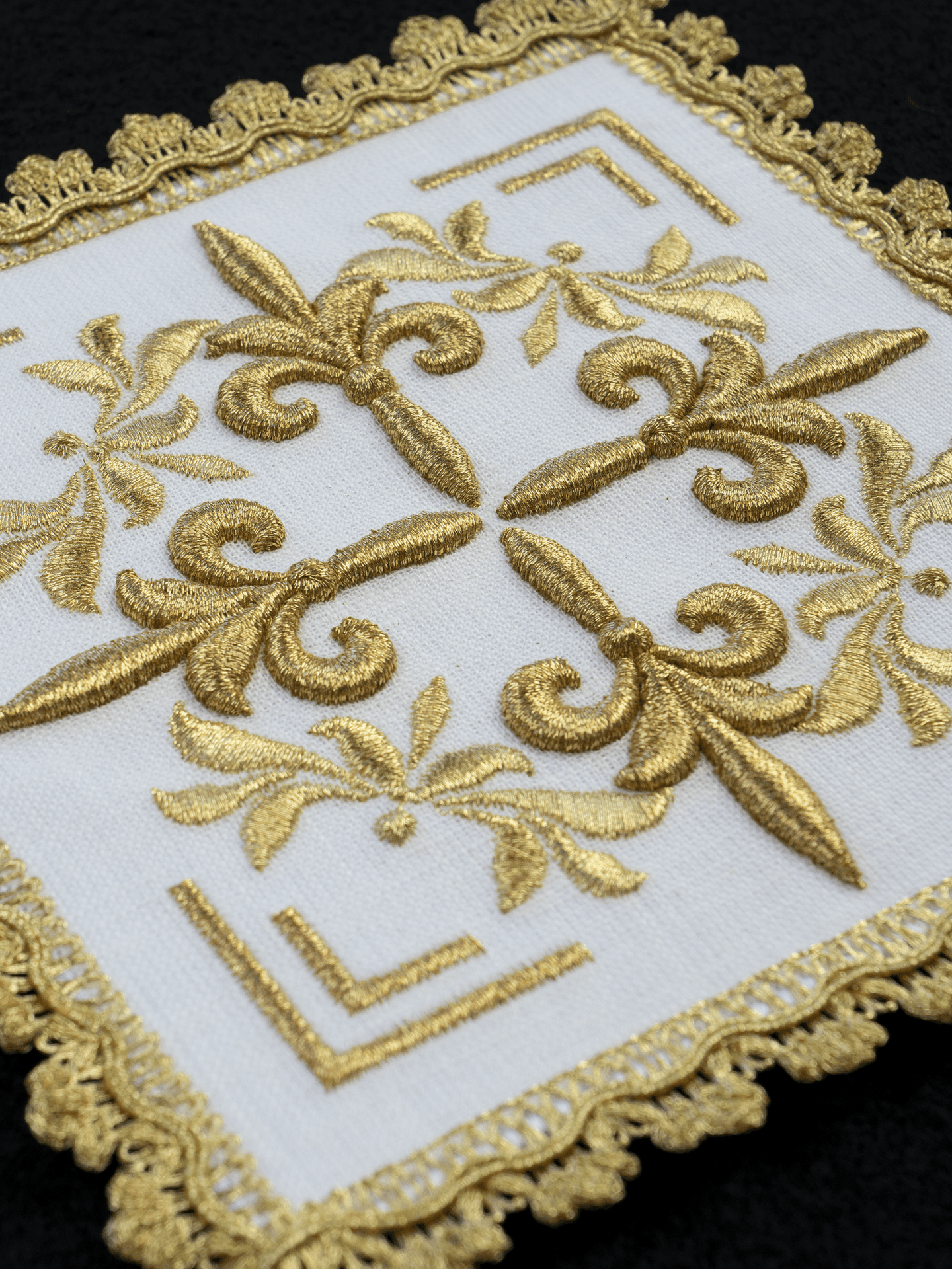 Bielizna kielichowa haftowana Złote Zdobienia