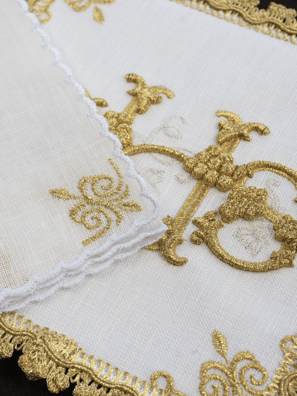 Bielizna kielichowa lniana haftowana złote zdobienia IHS