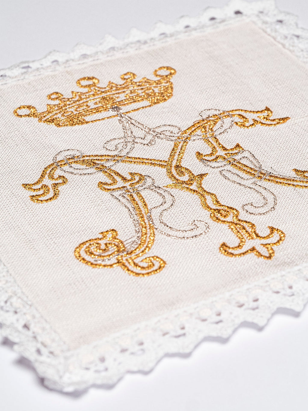 Bielizna kielichowa lniana z złotym haftem maryjnym