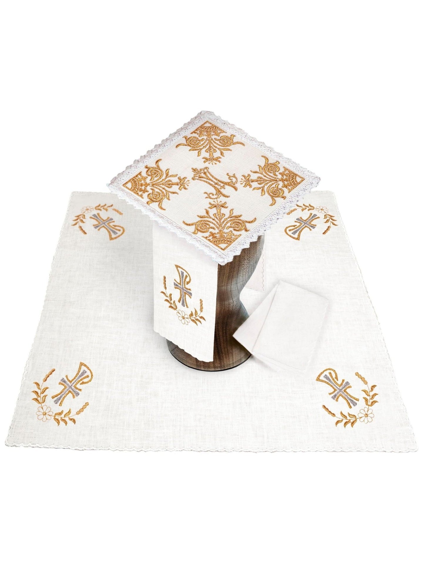 Bielizna kielichowa z bogatym haftem maryjnym