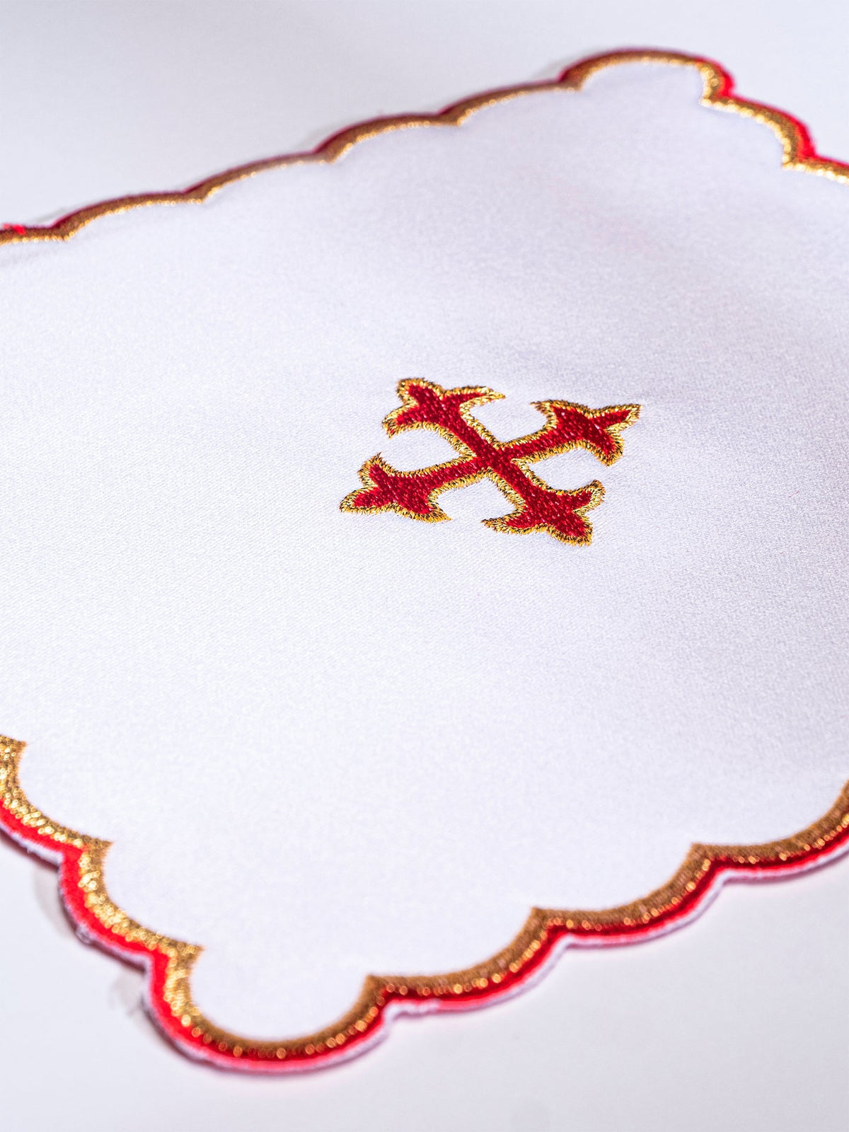 Bielizna kielichowa z czerwonym haftem