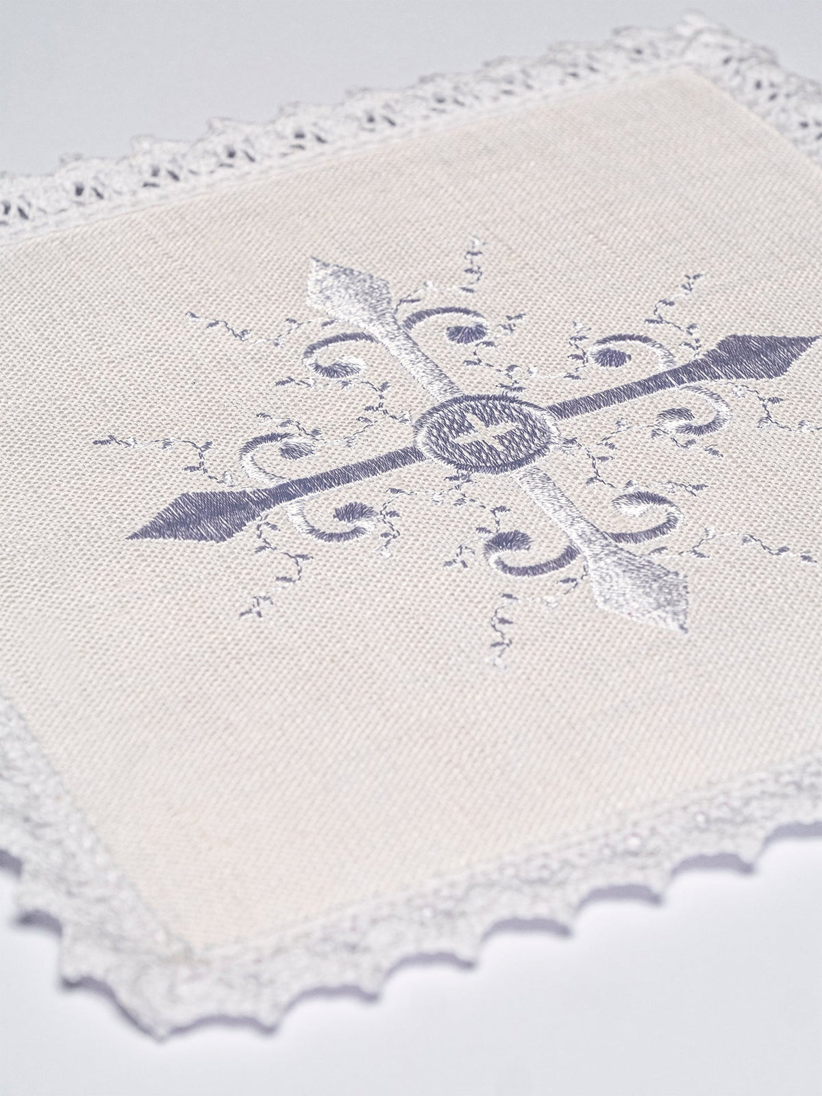 Bielizna kielichowa z delikatnym haftem krzyża