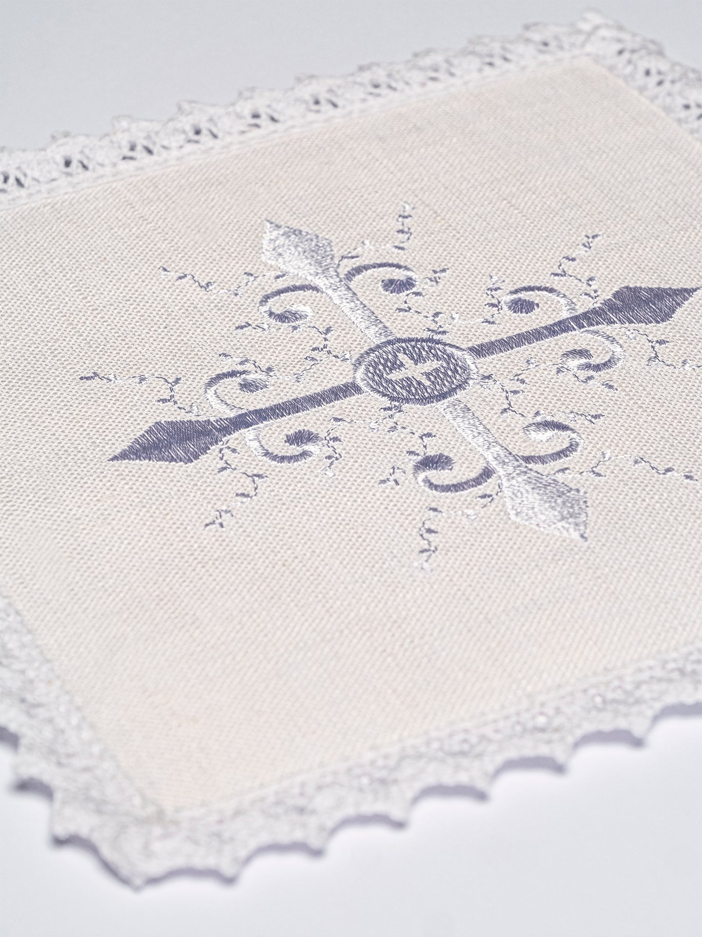 Bielizna kielichowa z delikatnym haftem krzyża