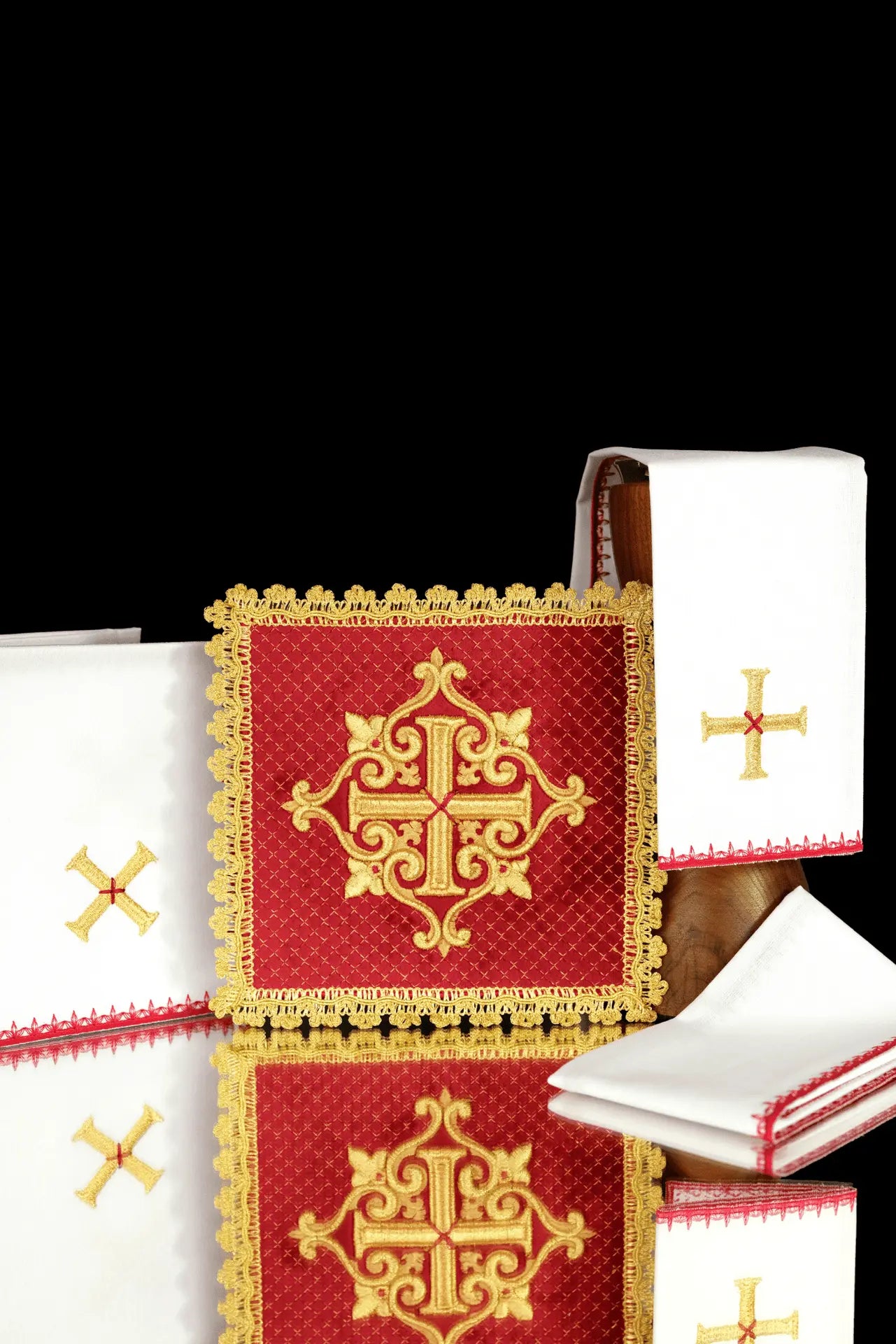 Conjunto de lino para cáliz Red Velvet con cruz bordada