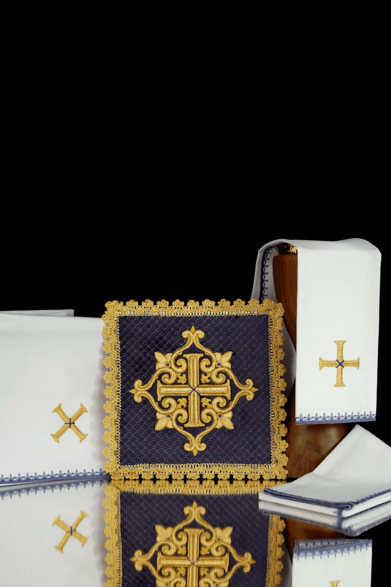 Conjunto de lino para cáliz de terciopelo púrpura con cruz bordada